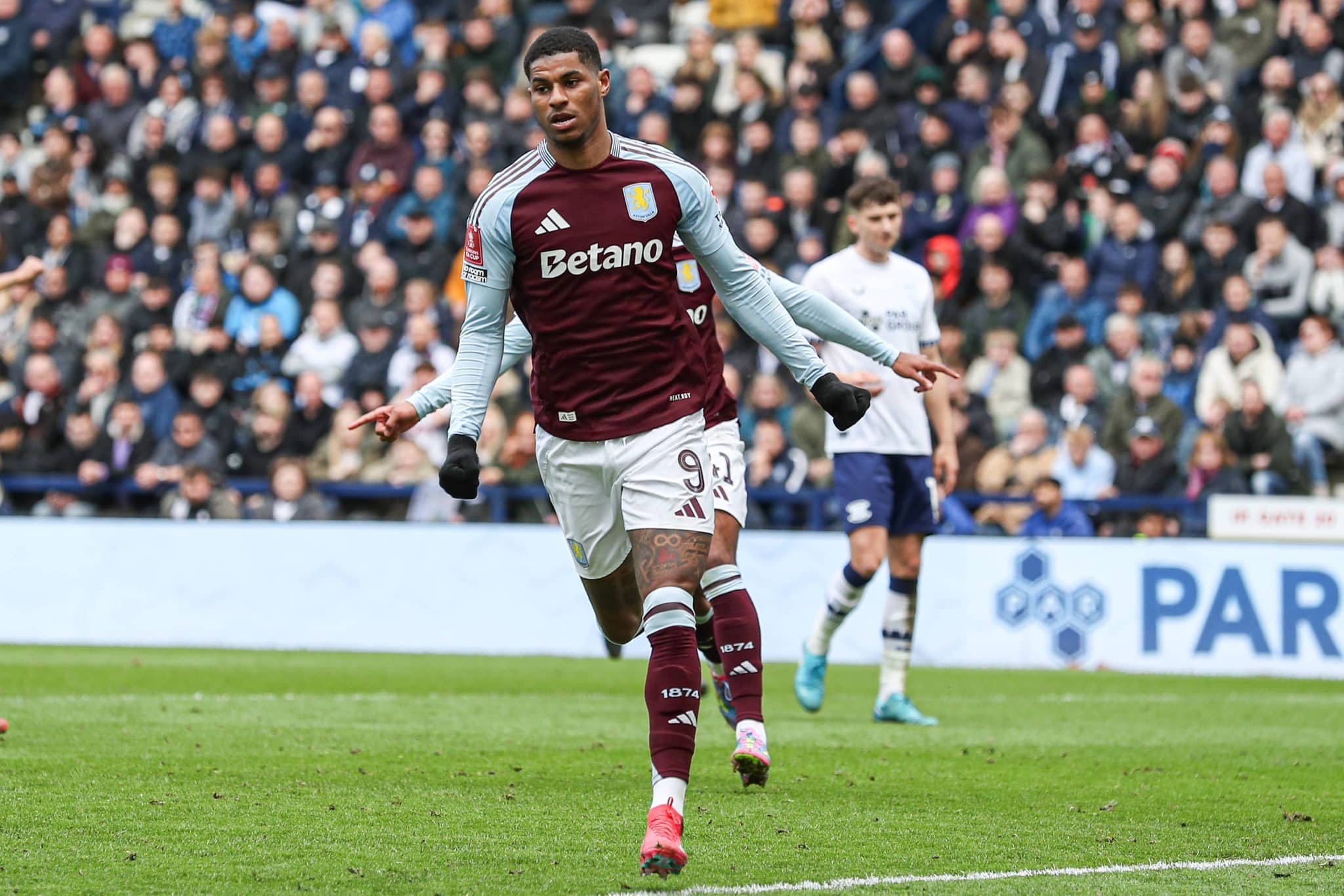 Rashford celebra gol pelo Aston Villa