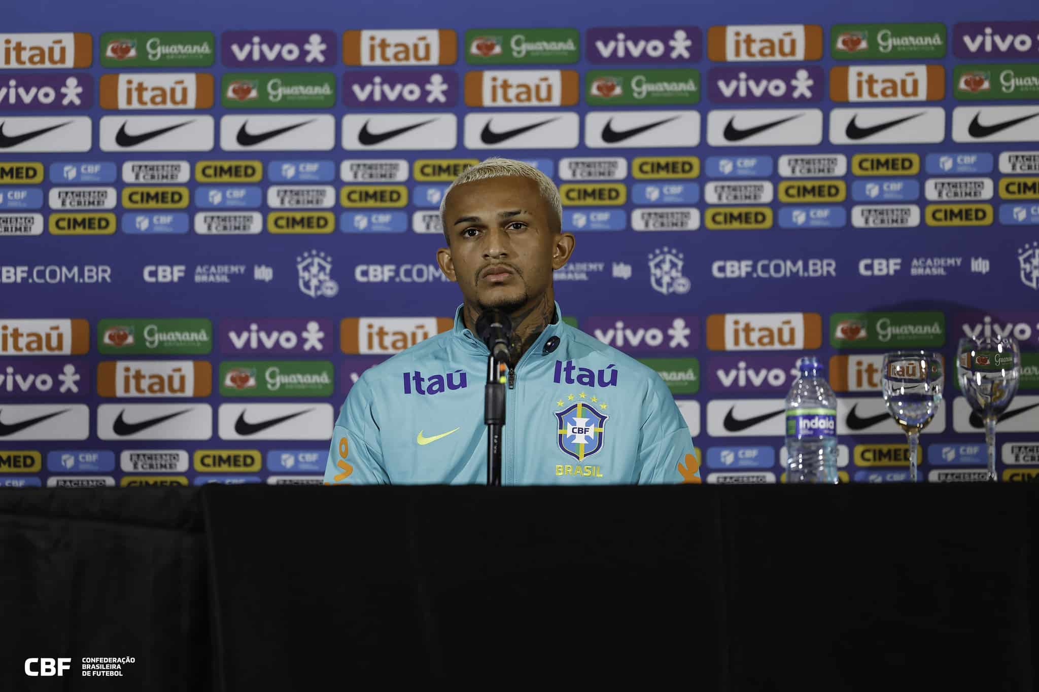 Wesley durante entrevista coletiva na sele&ccedil;&atilde;o brasileira 