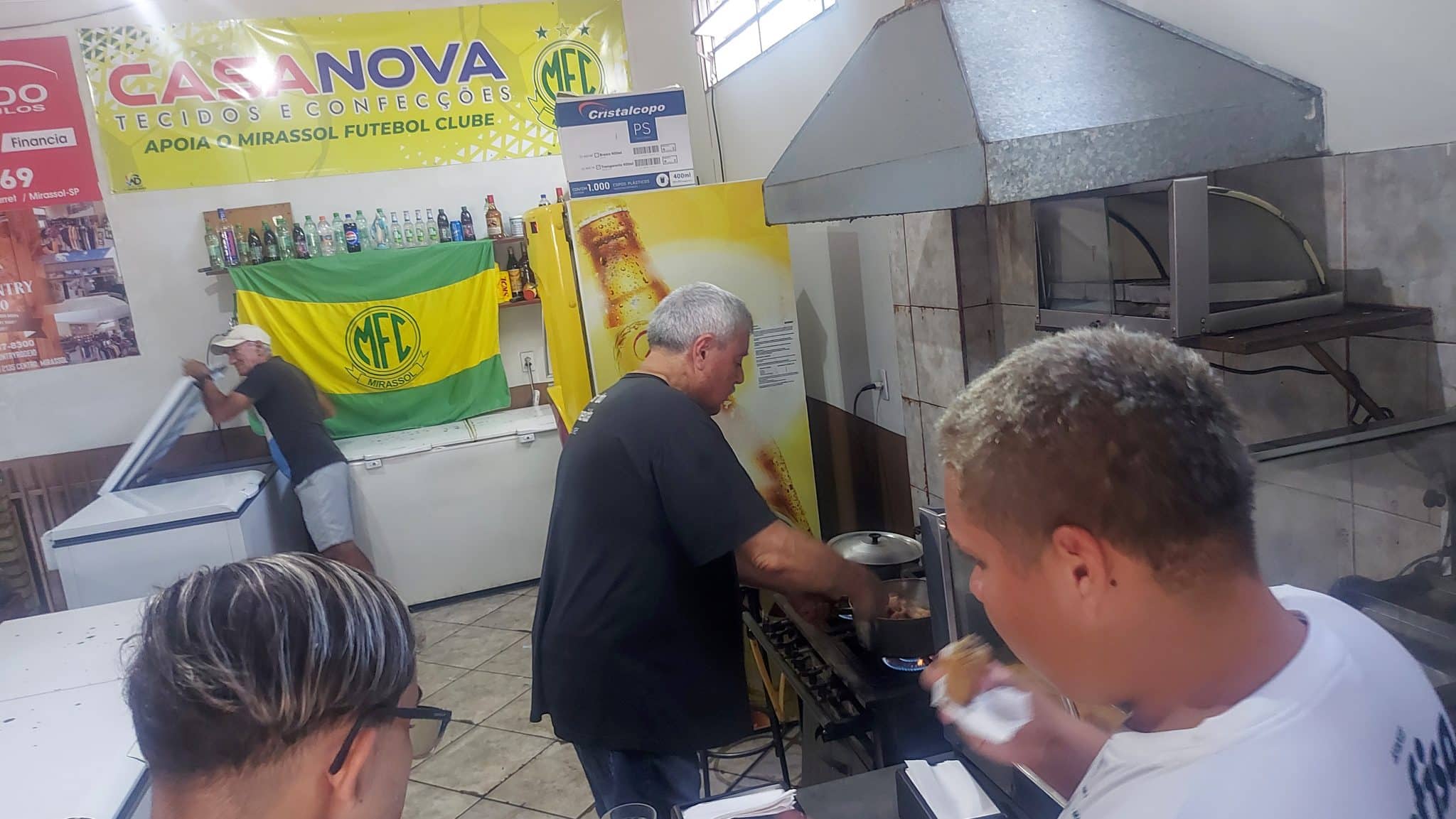 Almeida comanda o fog&atilde;o do bar que leva seu nome em Mirassol 