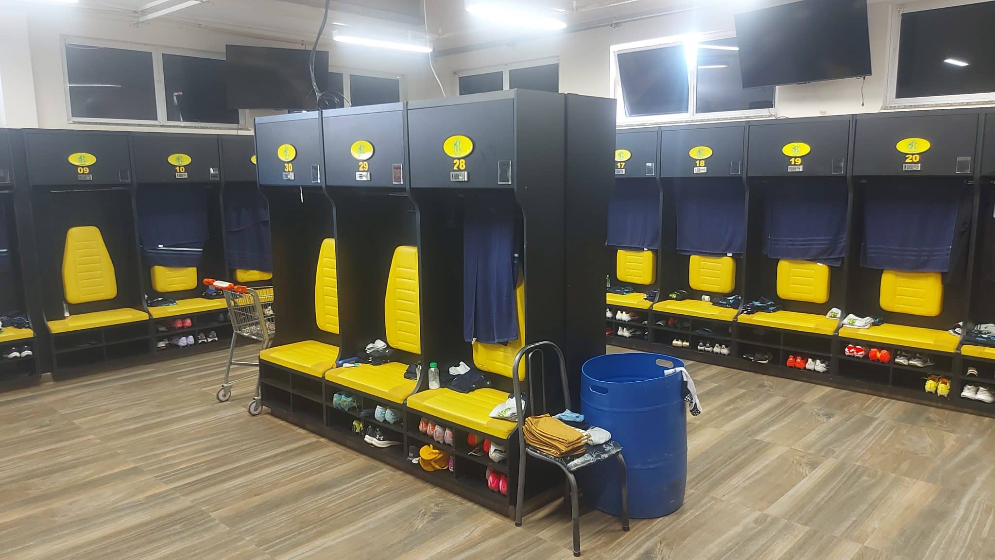 Vesti&aacute;rio dos profissionais no CT do Mirassol 