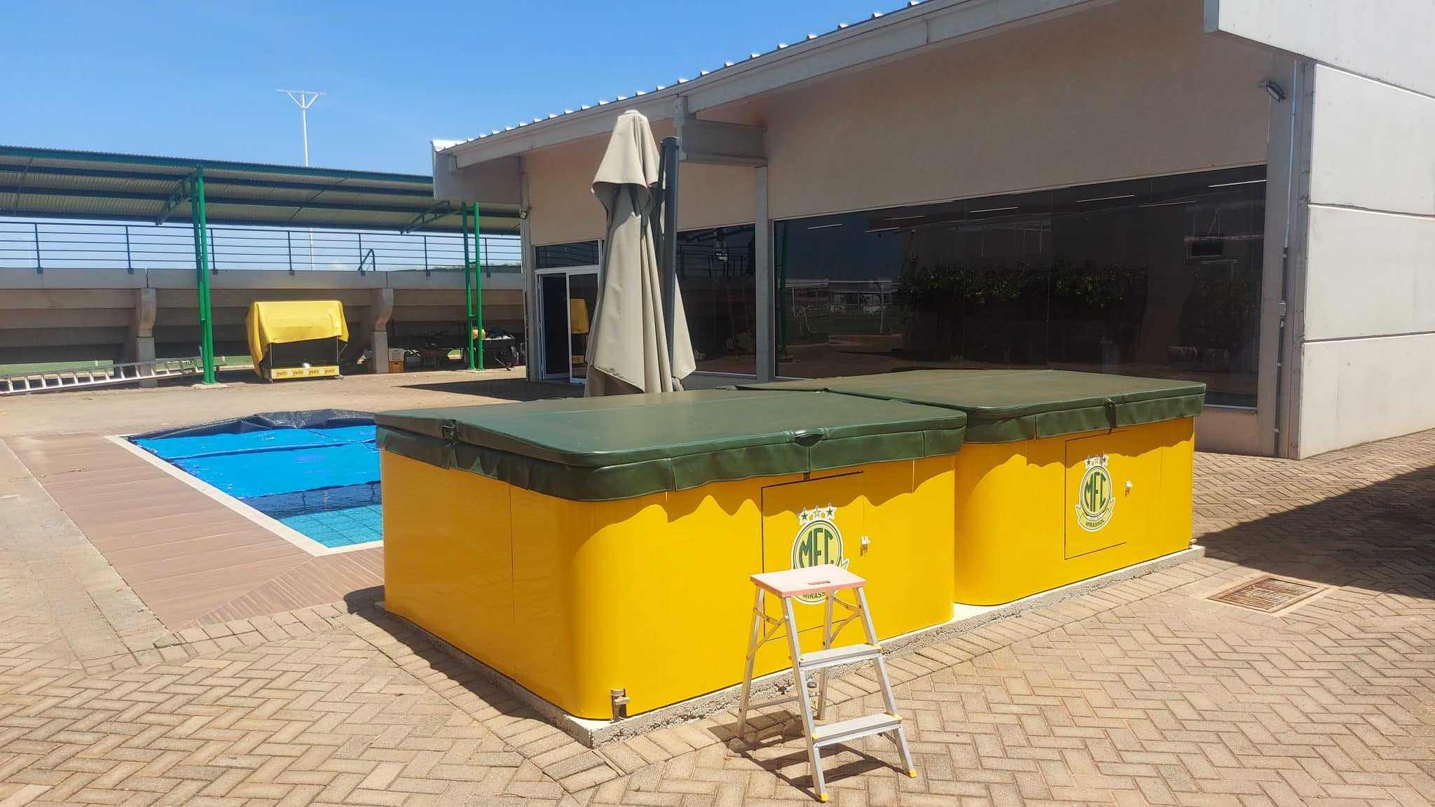 Piscina e banheiras no CT do Mirassol 