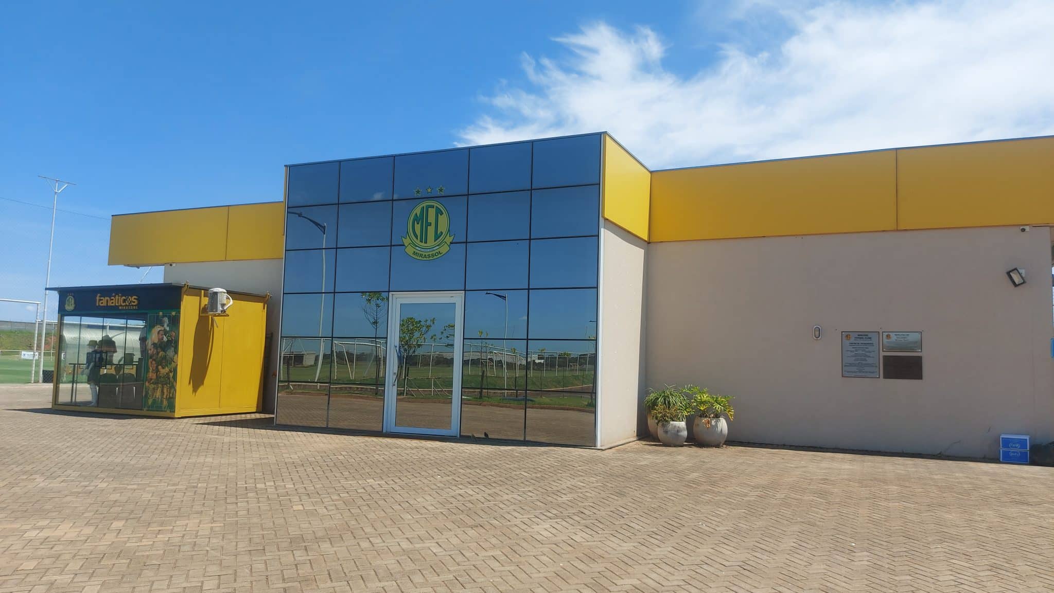 Vista exterior do pr&eacute;dio principal do CT do Mirassol