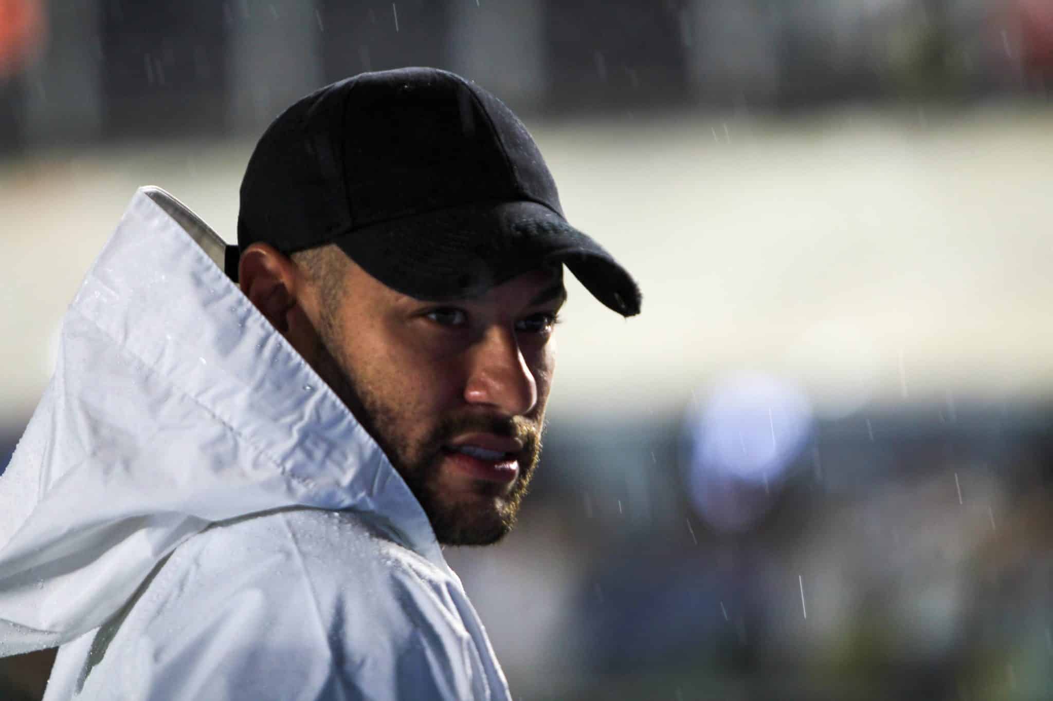 Neymar de capa no gramado da Vila