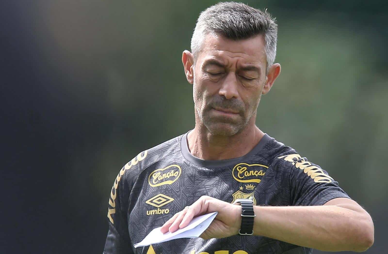 Caixinha olhando as horas enquanto t&eacute;cnico do Santos