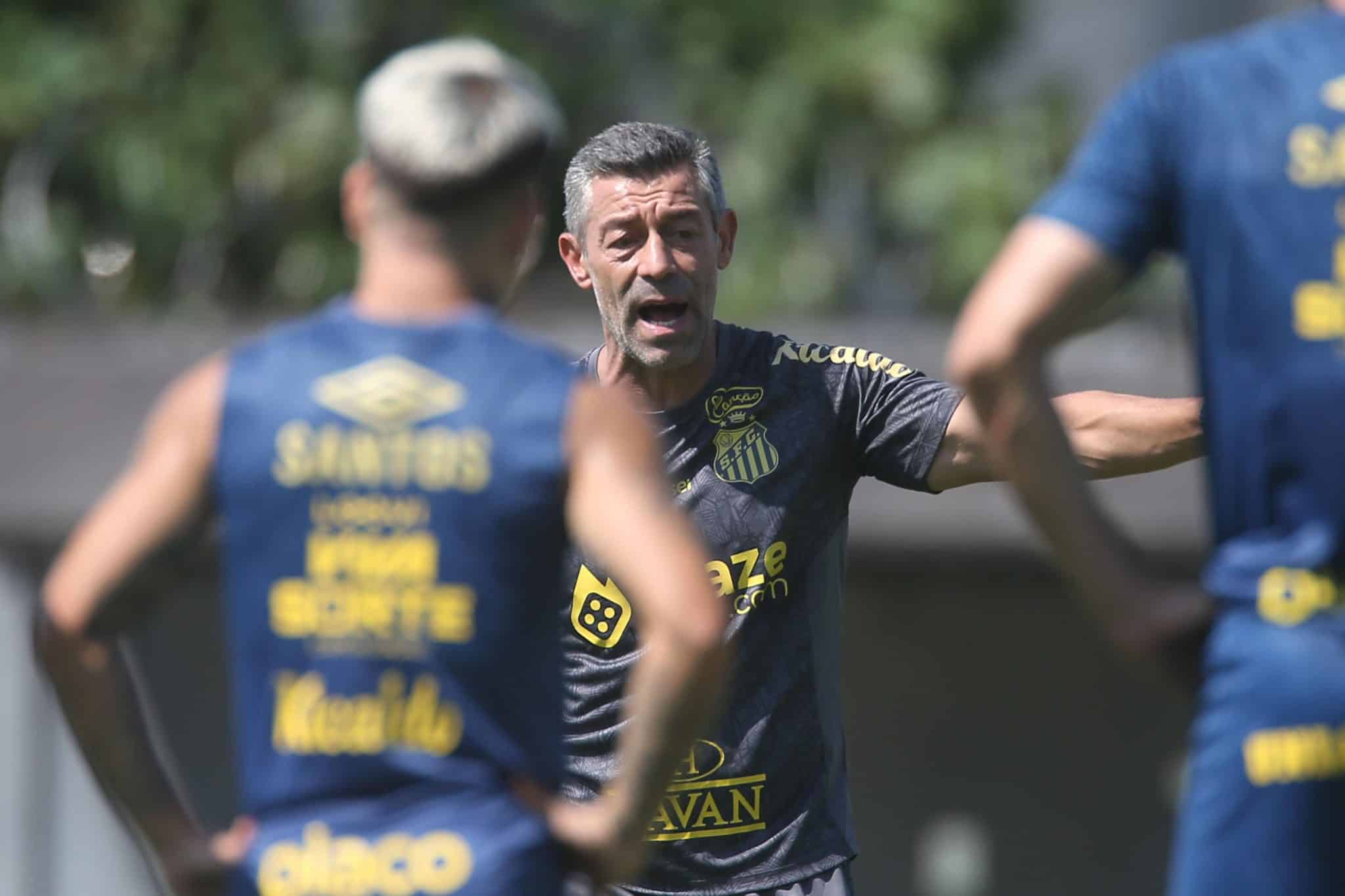 Caixinha orientando Soteldo nos treinamentos