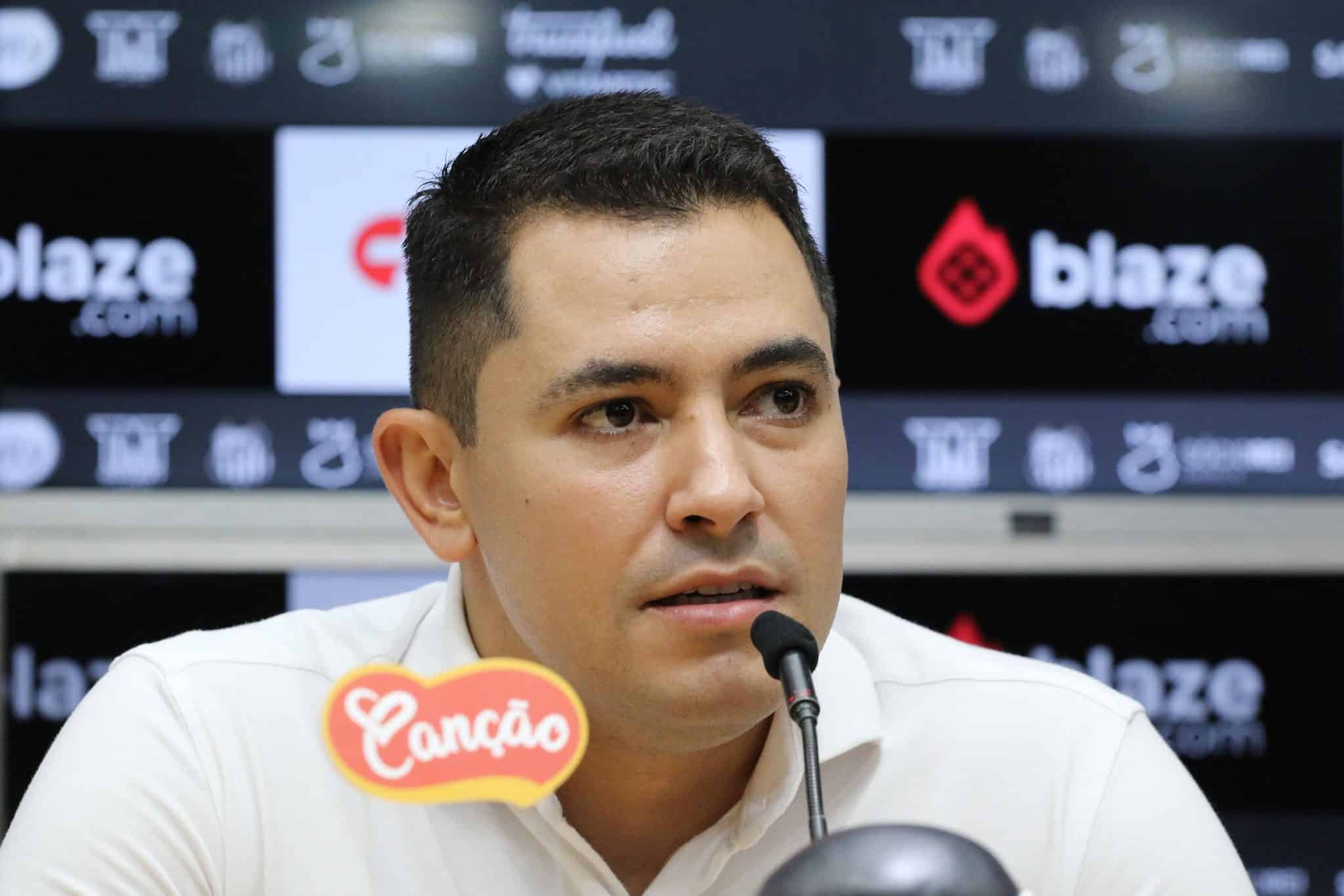 &Agrave; procura de um t&eacute;cnico, CEO do Santos manda v&aacute;rios recados para dentro do clube