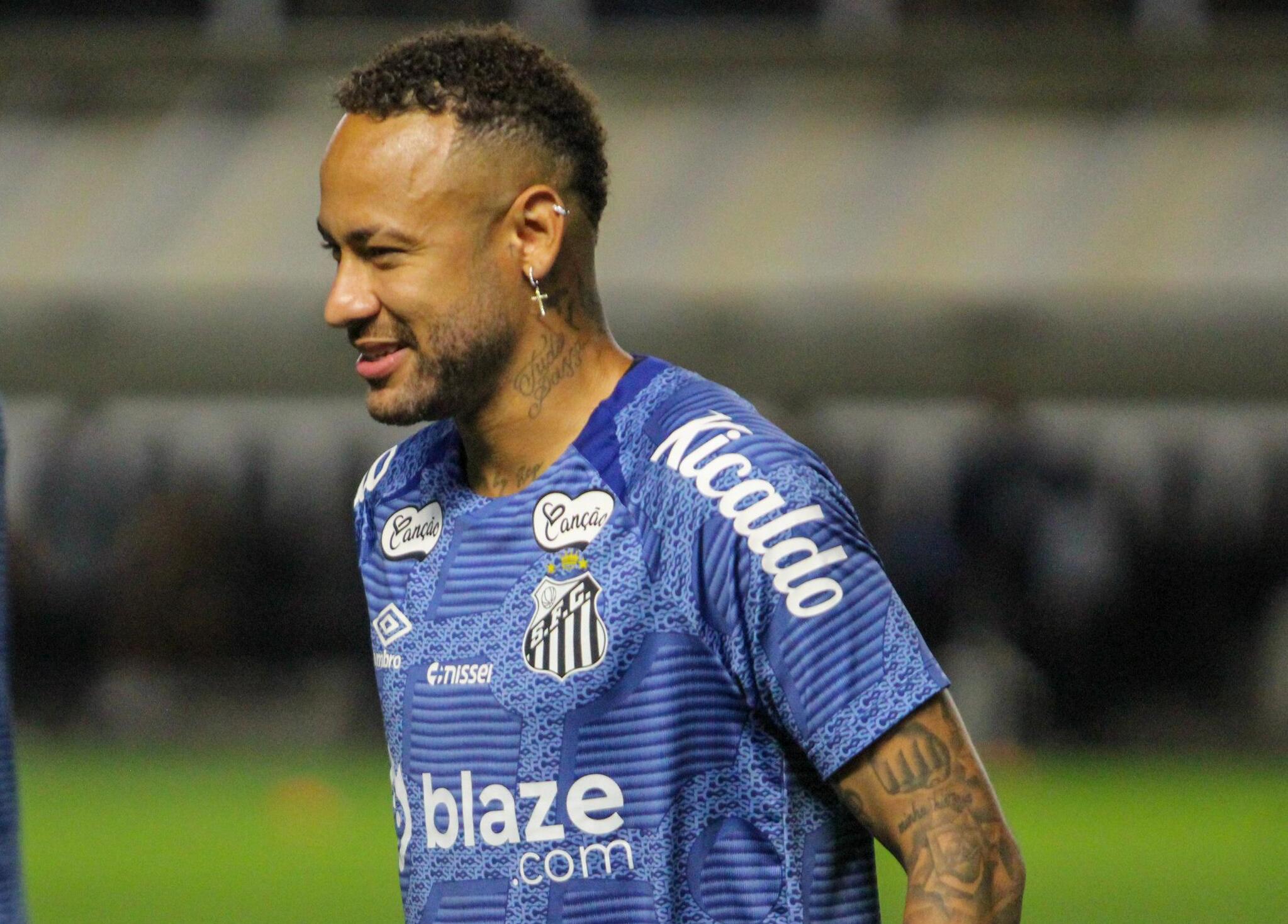 Neymar aquecendo para o duelo entre Santos e Atl&eacute;tico-MG