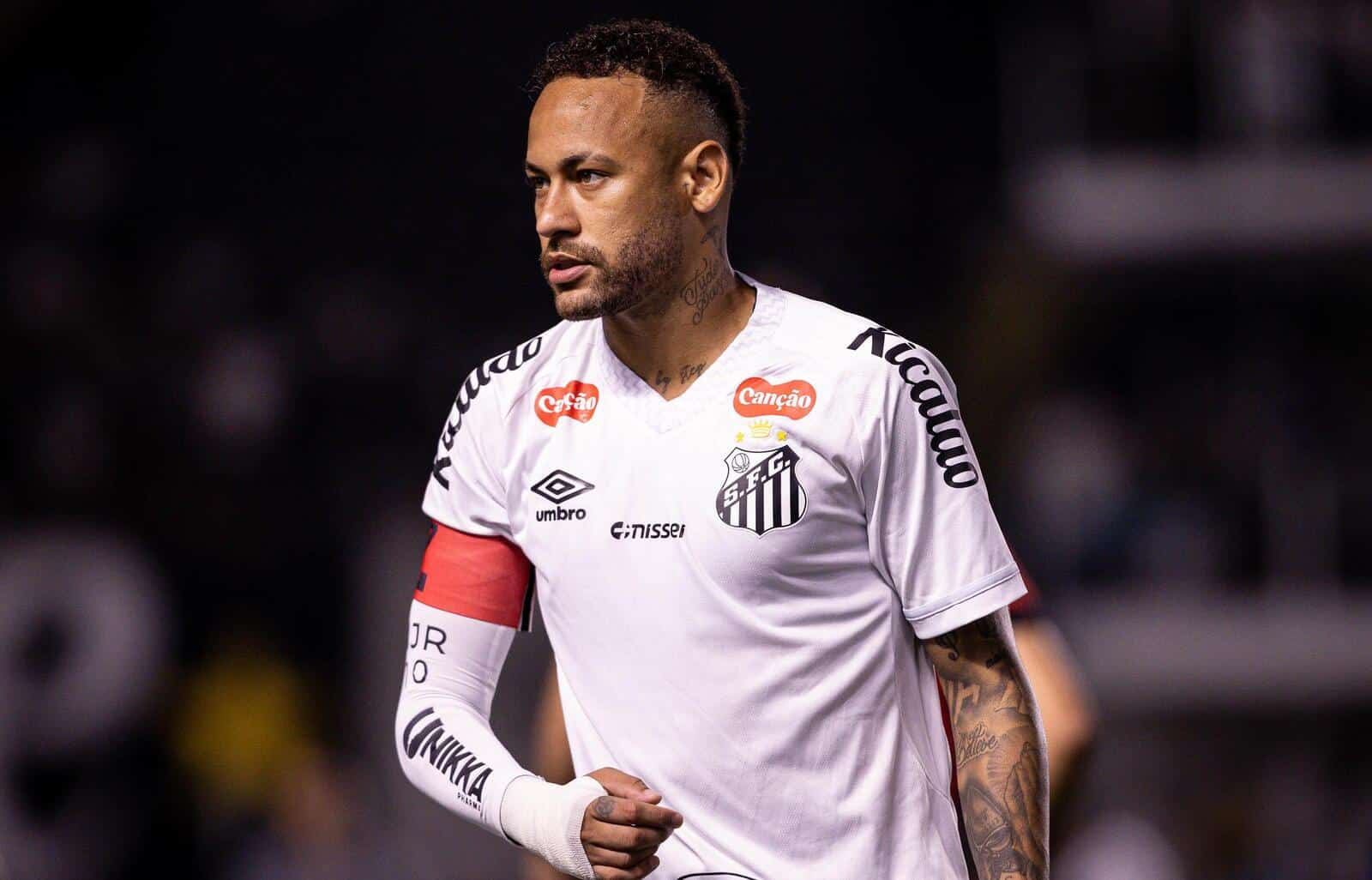 Neymar em campo para Santos e Atl&eacute;tico-MG