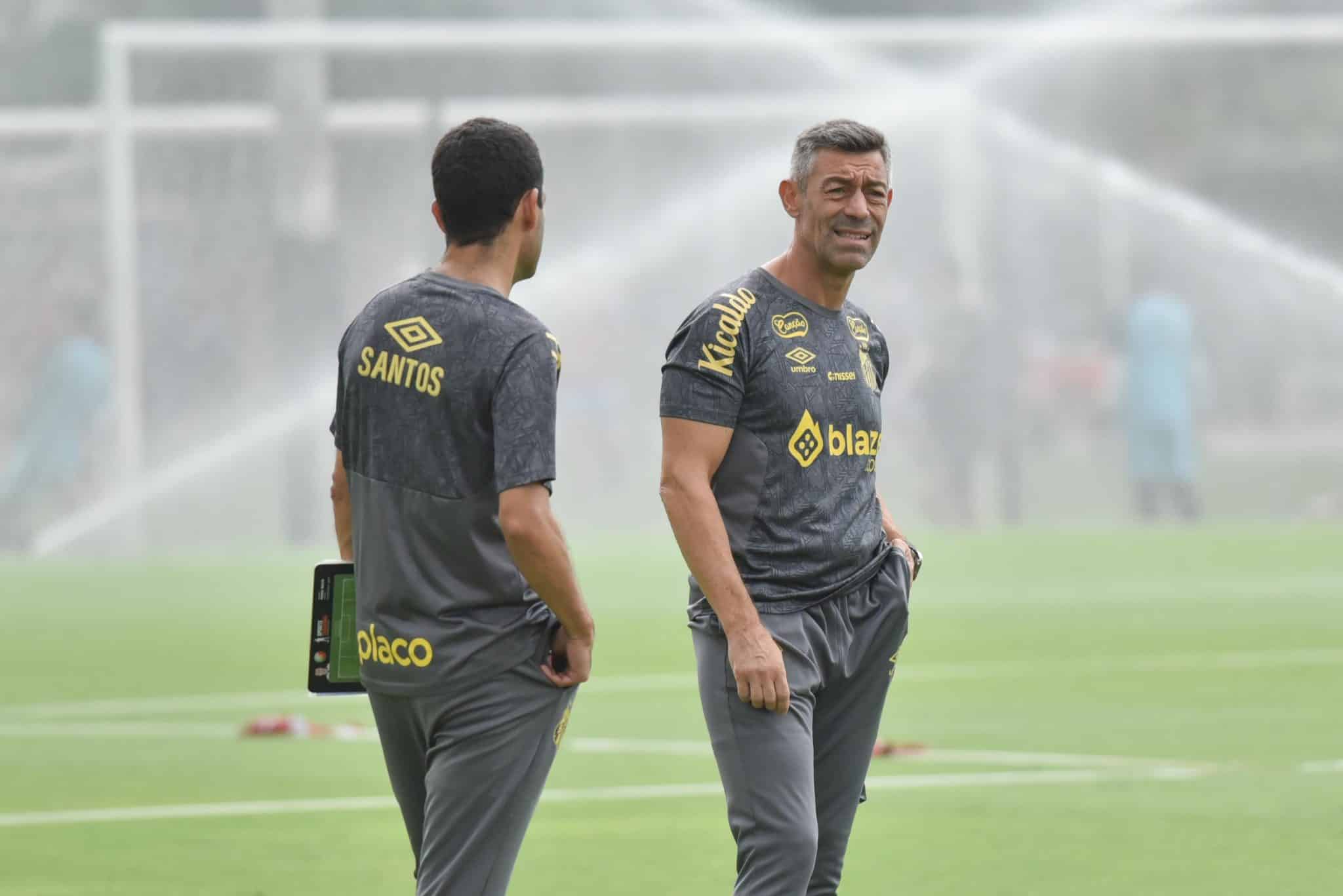 Pedro Caixinha e um dos seus auxiliares no Santos