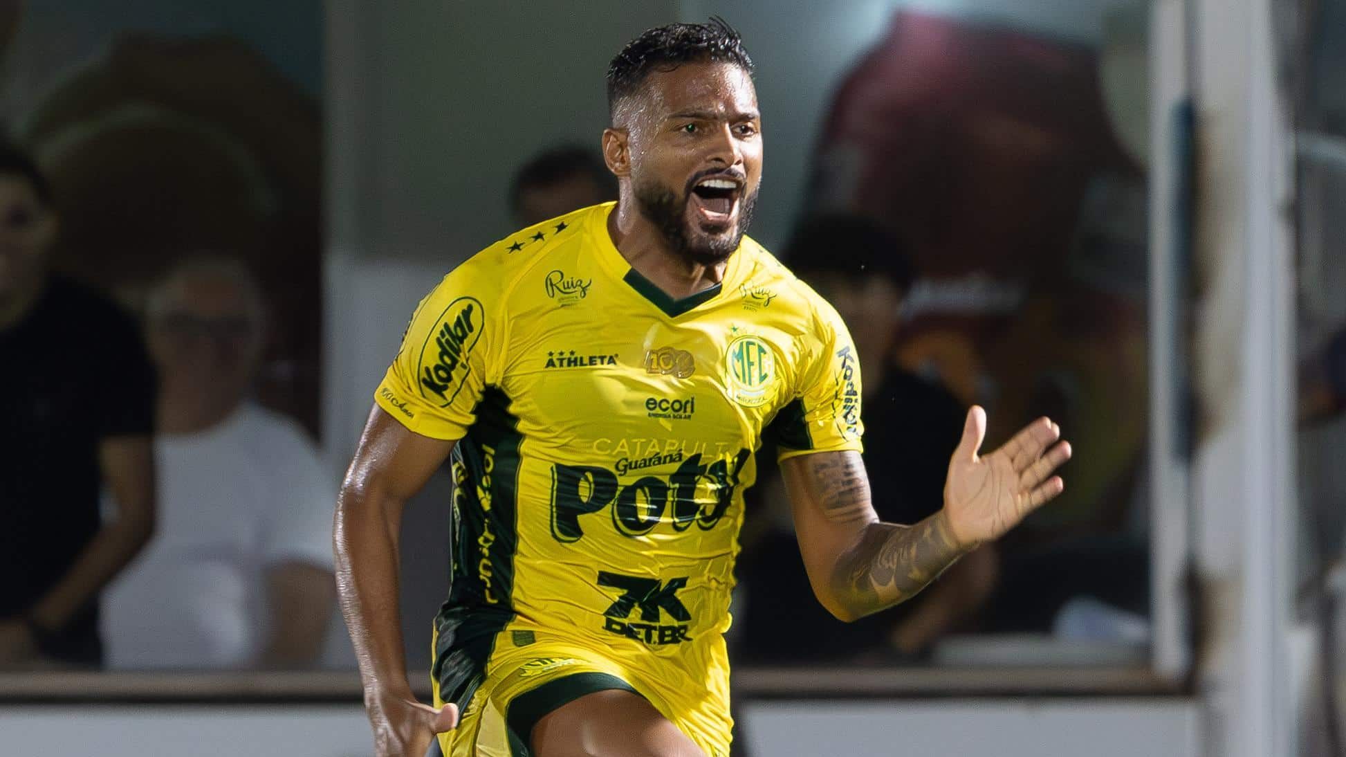 Reinaldo comemora gol contra o Atl&eacute;tico-MG em MIrassol