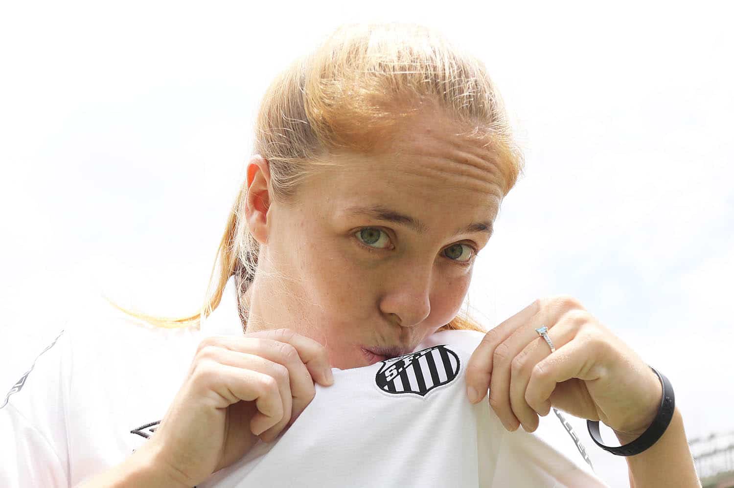 Uma das maiores jogadoras da hist&oacute;ria do Santos pausa carreira para ser m&atilde;e