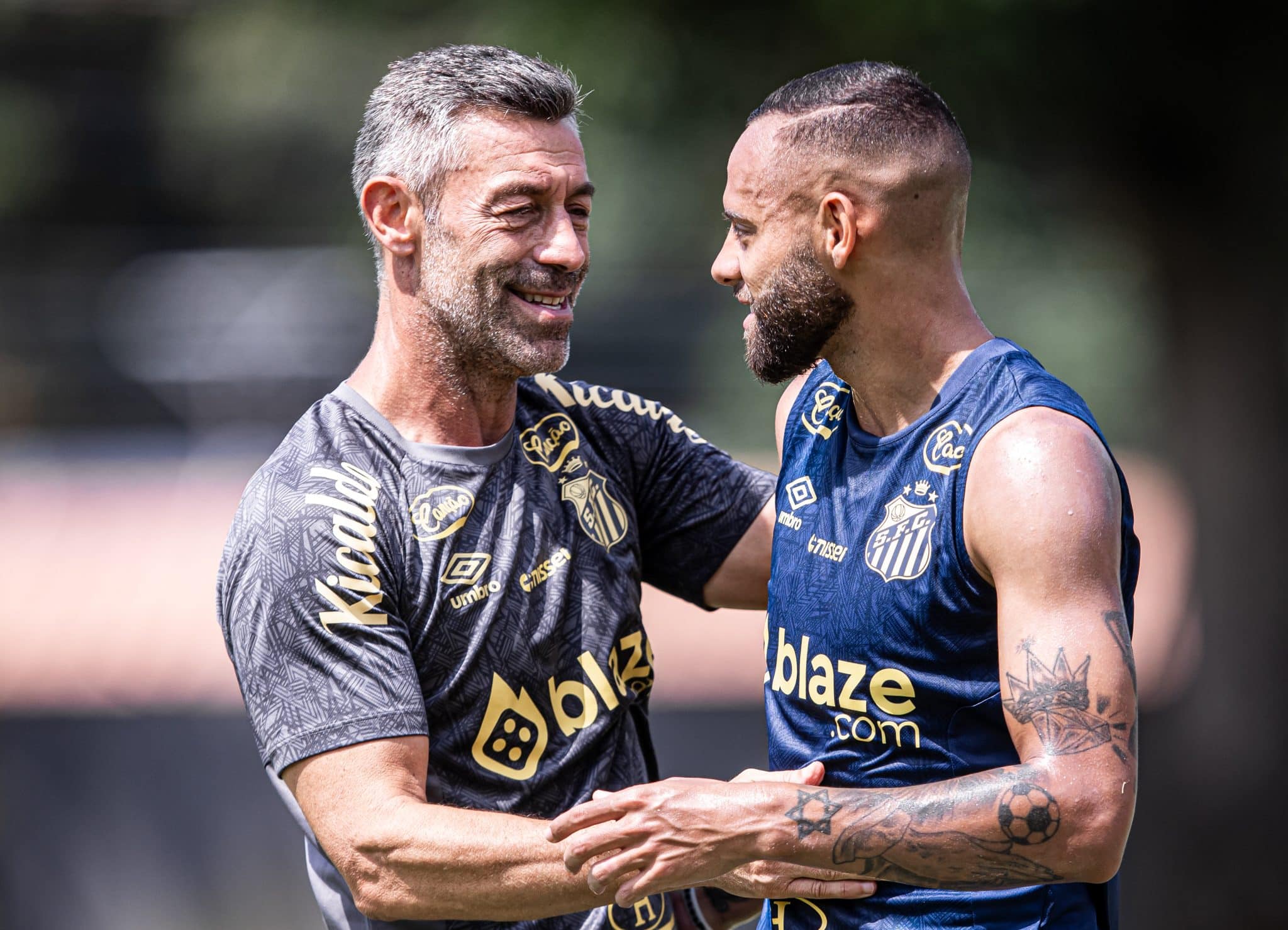 Caixinha e Guilherme abra&ccedil;ados no CT