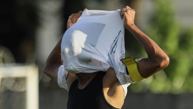 Santos: Por que profissional usa camisa nova e base fica com uniformes antigos?