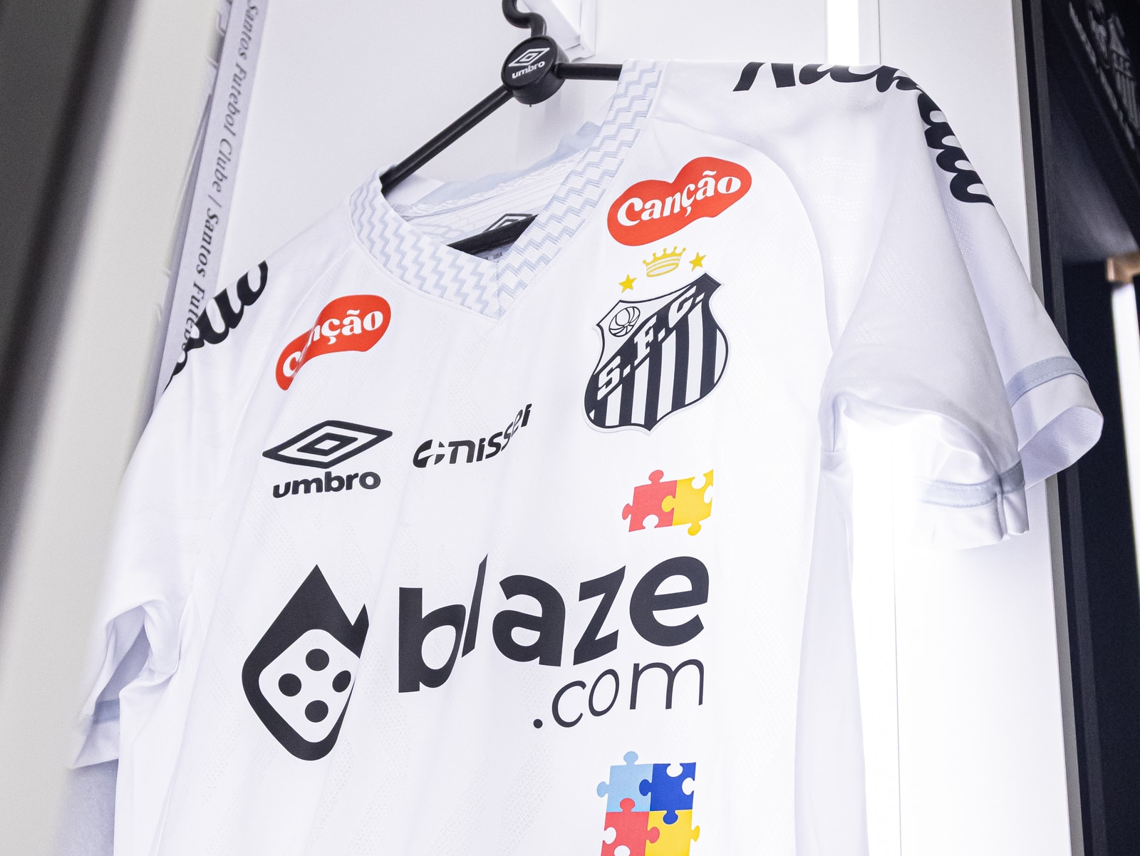 Uniforme listrado vaza e Santos pr&eacute;-agenda lan&ccedil;amentos de mais duas camisas