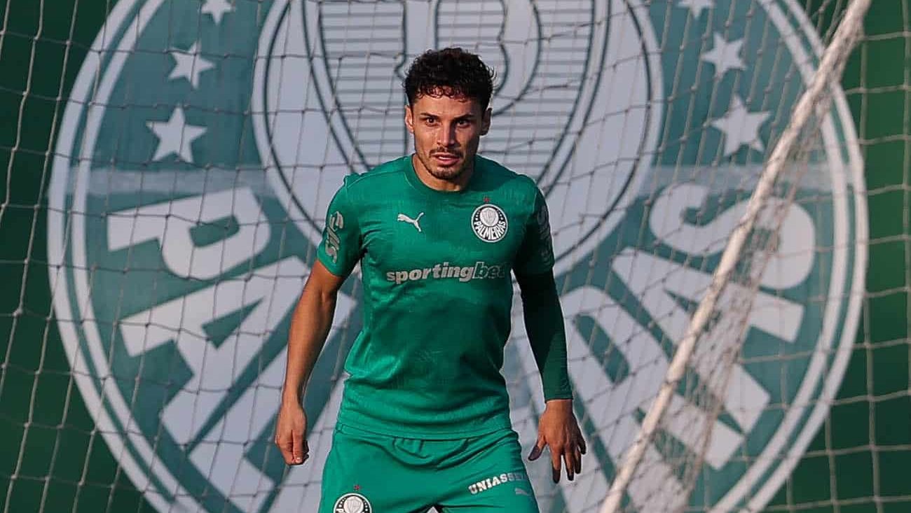 Raphael Veiga, do Palmeiras, durante treinamento, na Academia de Futebol