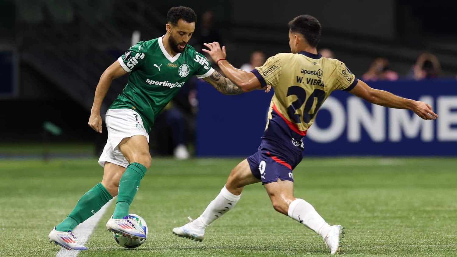 Felipe Anderson disputa bola com o jogador do Cerro Porte&ntilde;o