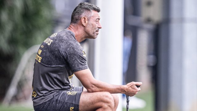Caixinha repete no Santos parte dos erros que o derrubaram no Red Bull Bragantino