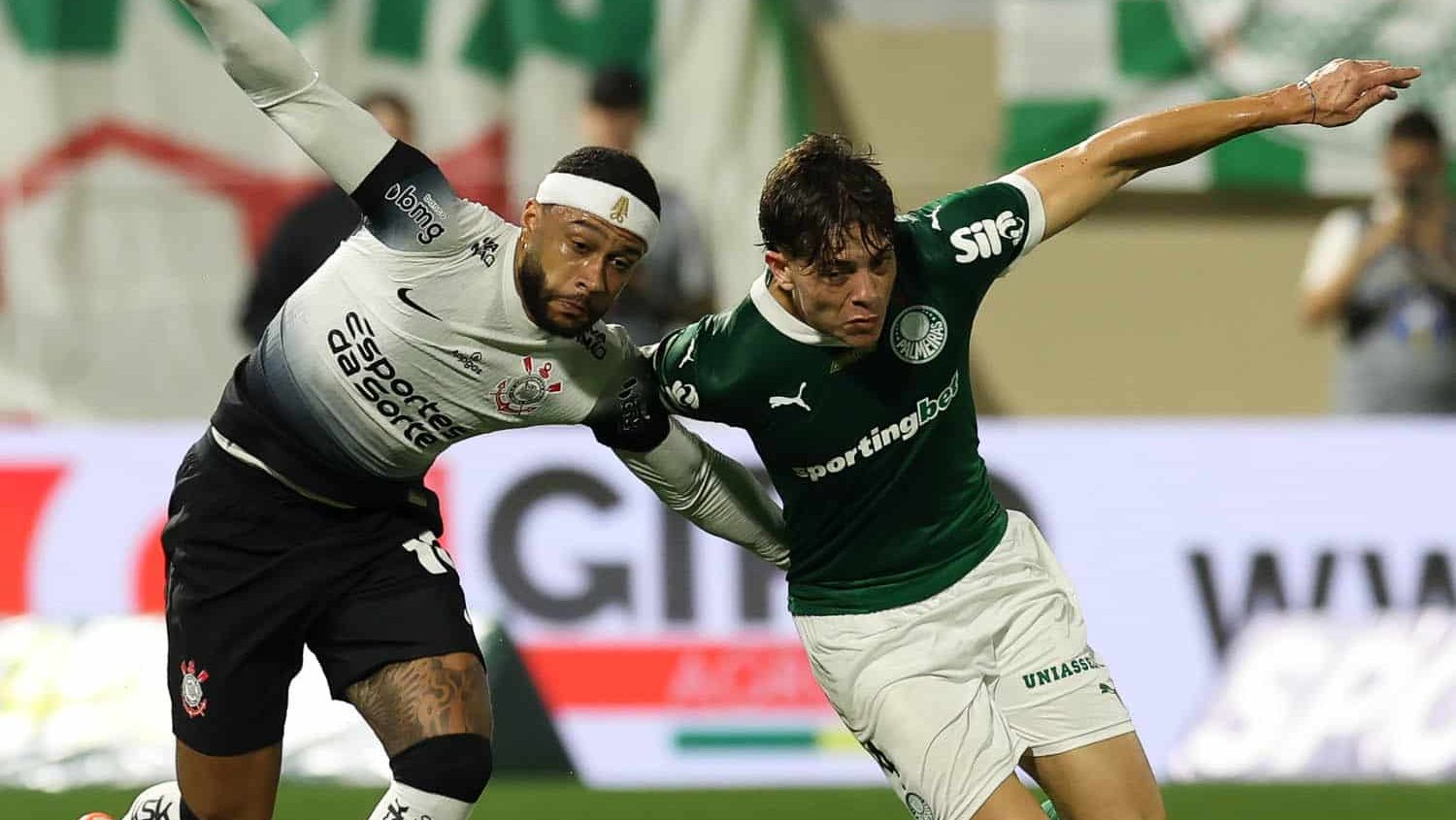 Giay disputa jogada com Memphis Depay na Arena Barueri