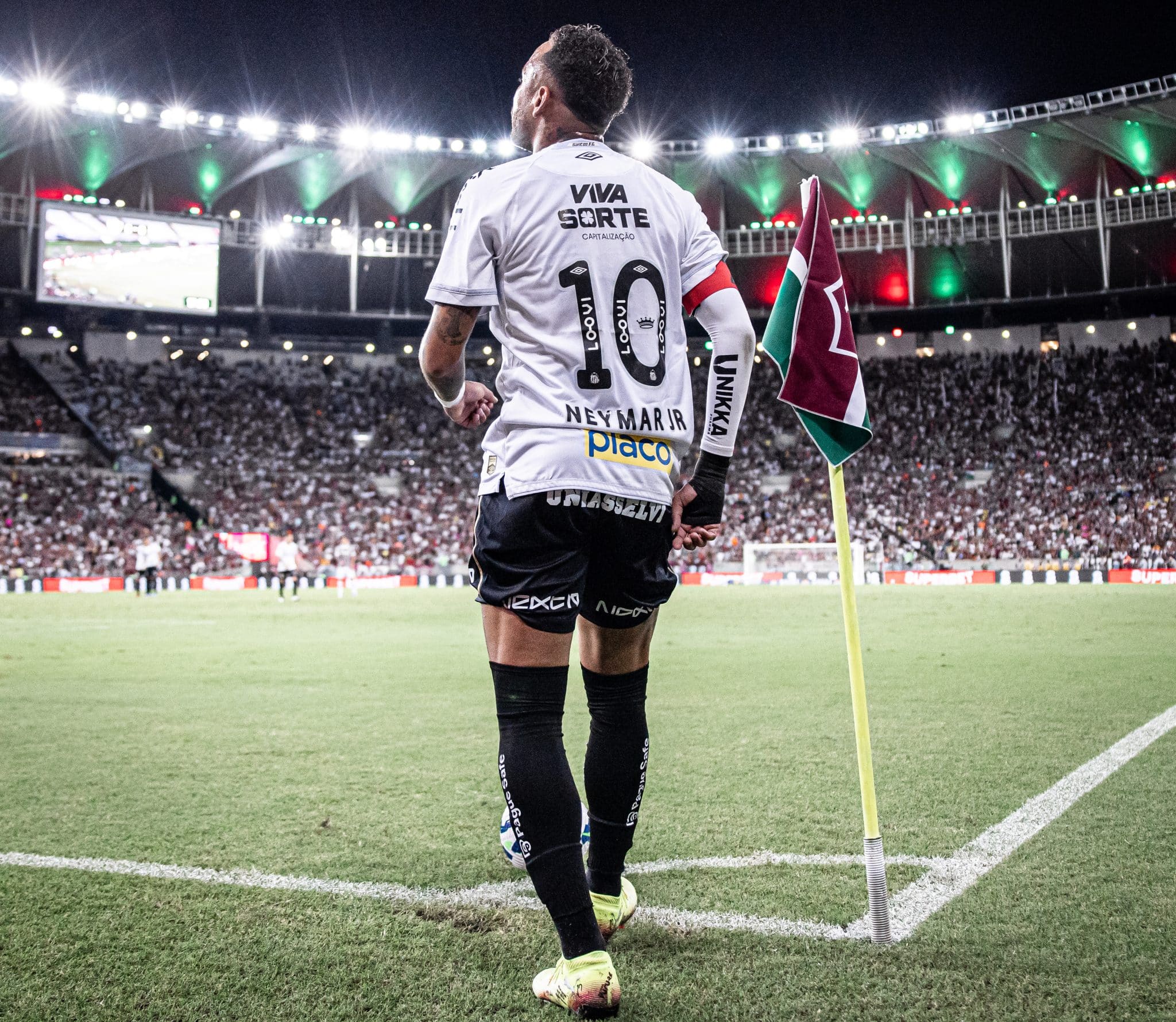 Neymar cobra escanteio no Maracanã