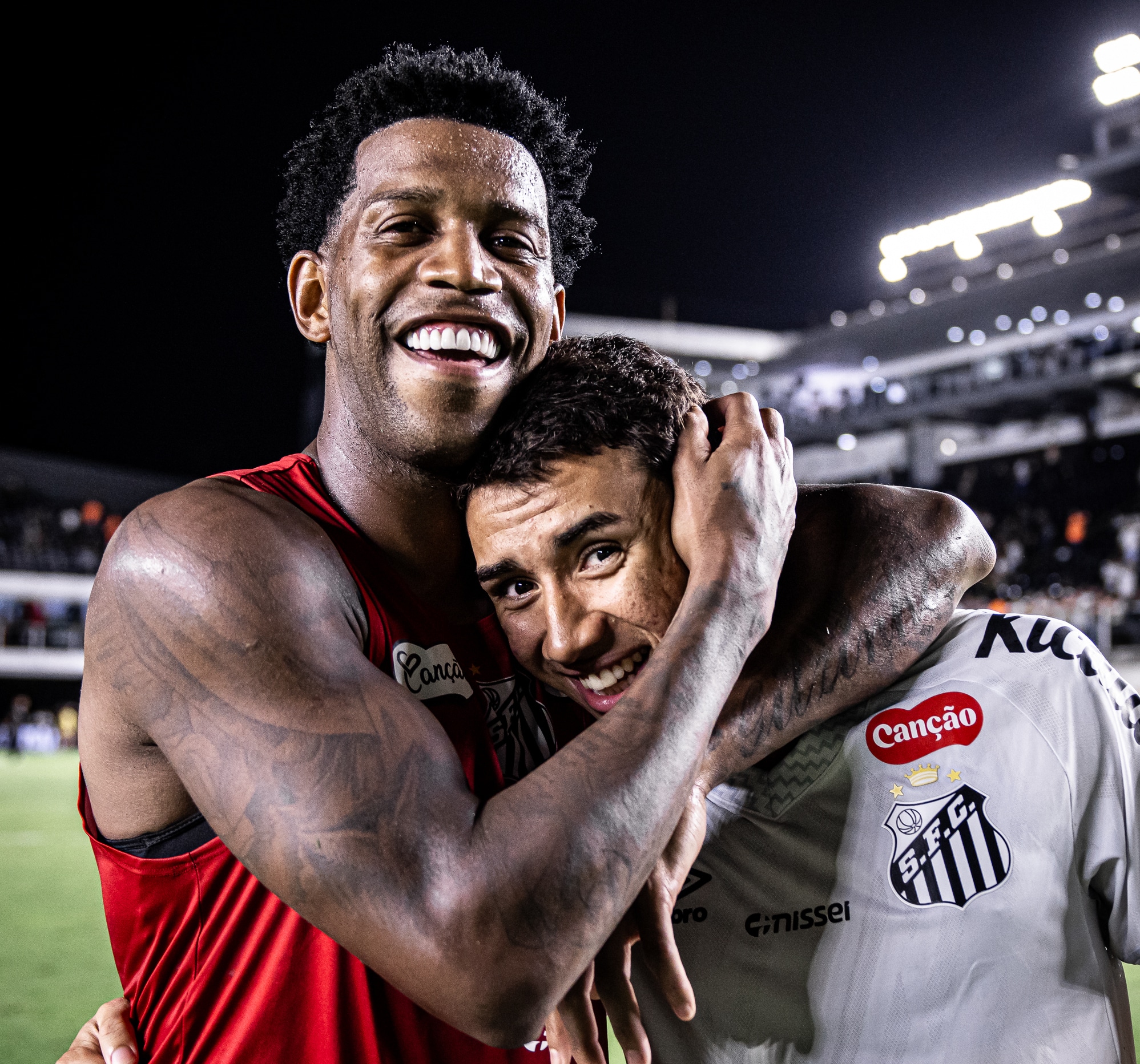 Gil abran&ccedil;ando Bontempo