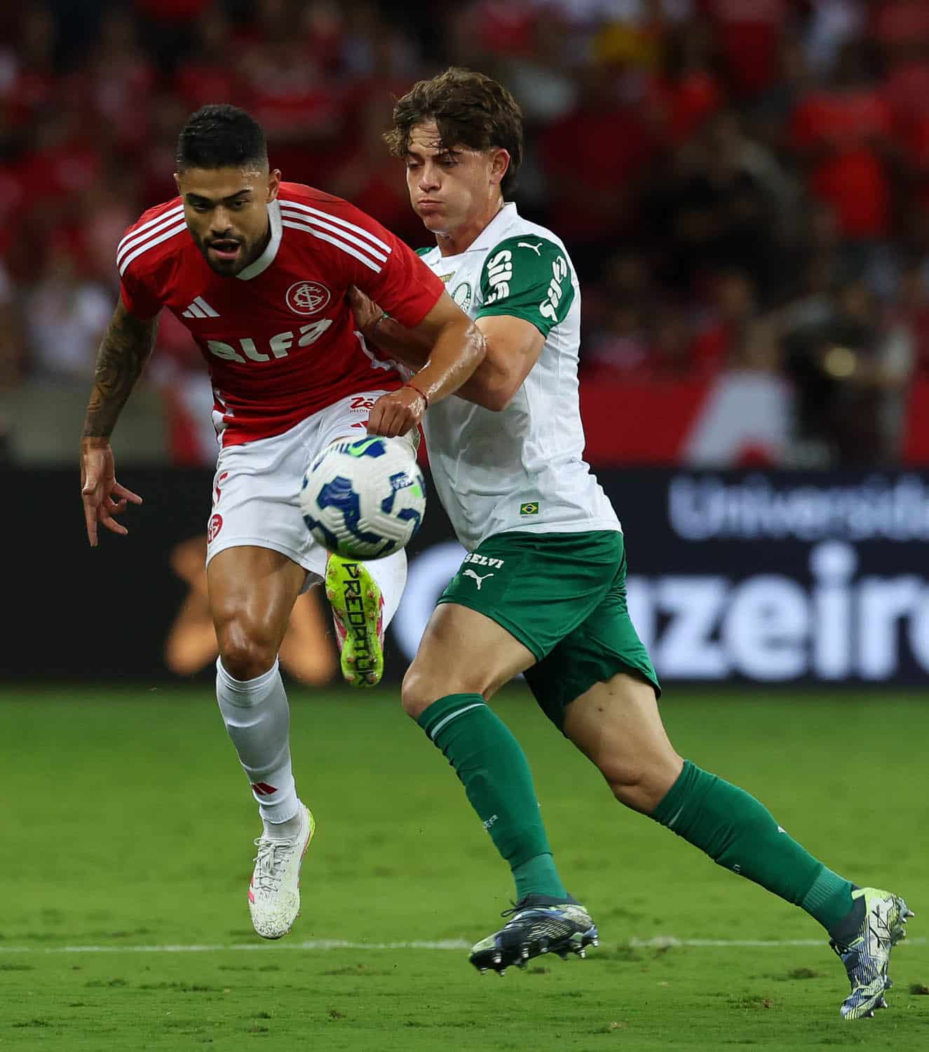 O jogador Agust&iacute;n Giay, da SE Palmeiras, disputa bola com o jogador do  Internacional