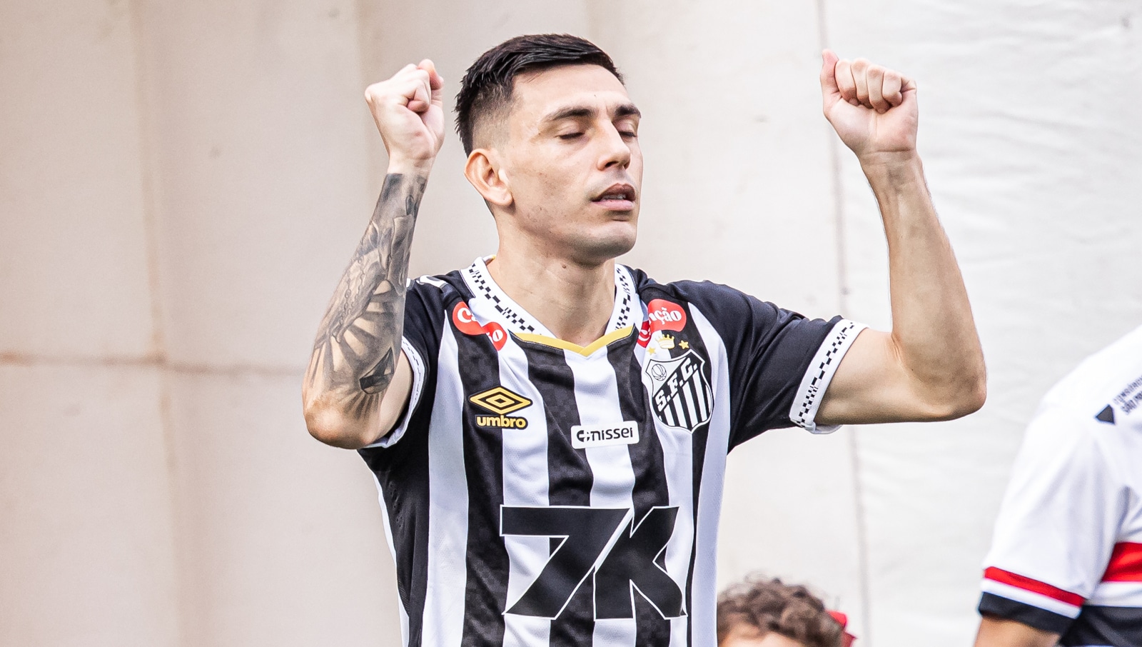 Tempo de contrato e valores: Os detalhes do novo patroc&iacute;nio m&aacute;ster do Santos