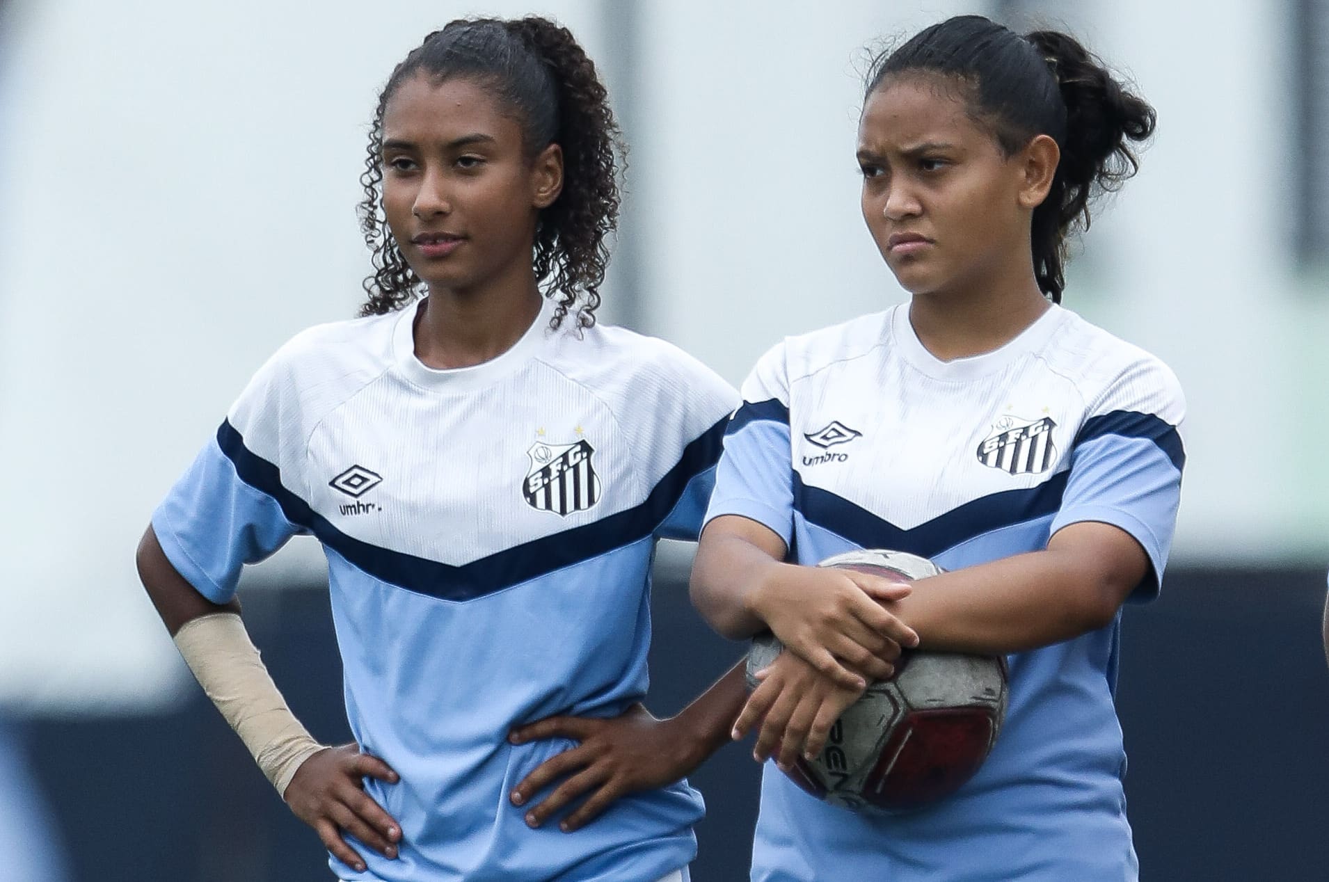 Time sub-20 do Santos treinando com uniforme de 2023