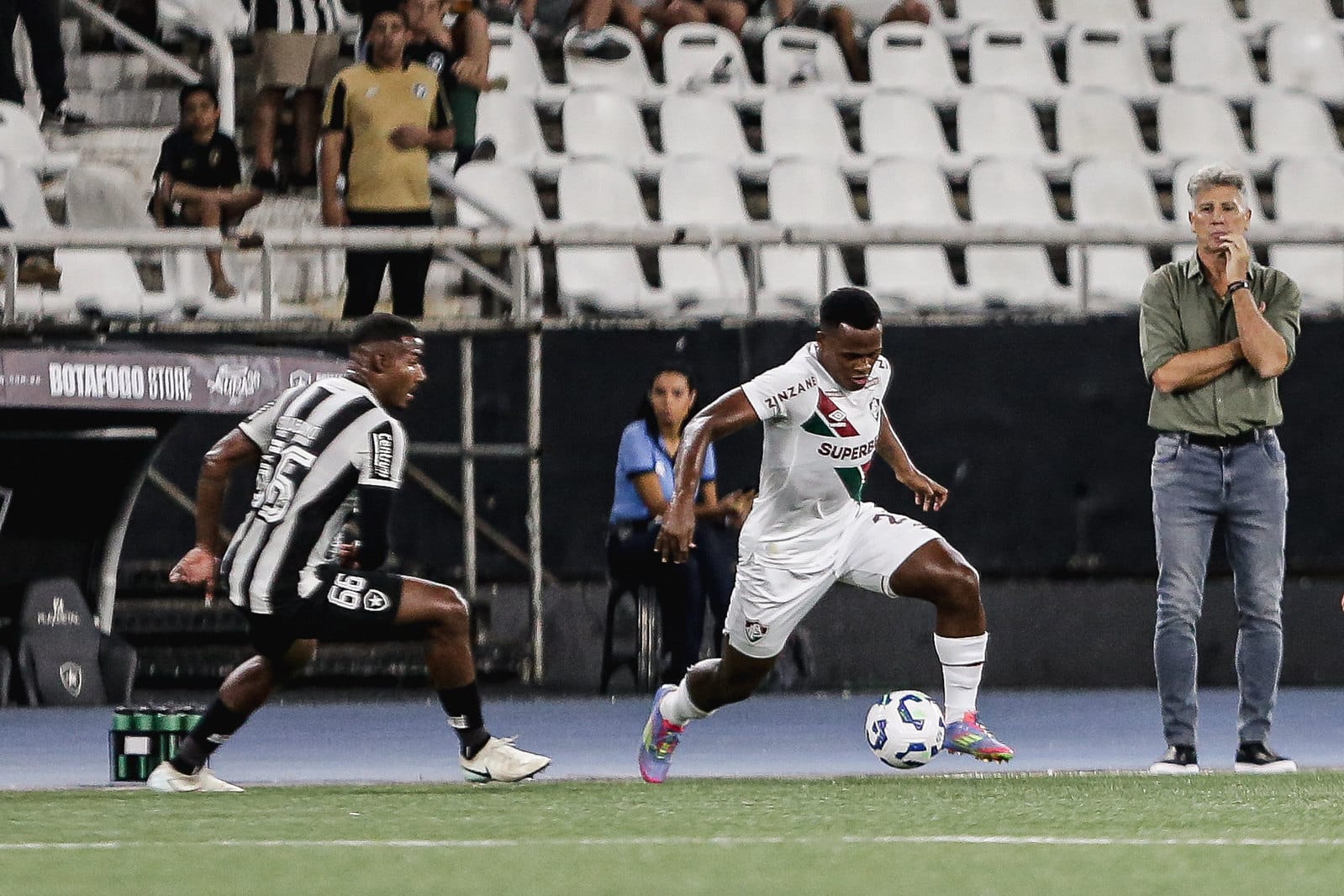 Renato reclamou de poss&iacute;vel p&ecirc;nalti sofrido por Arias (Foto: Lucas Mer&ccedil;on/Fluminense)