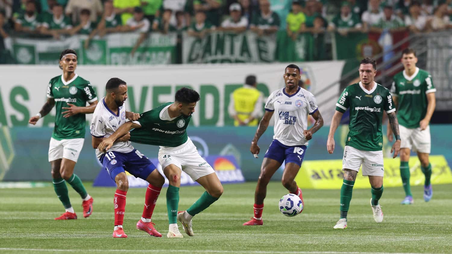 Flaco, do Palmeiras, &eacute; puxado por Cauly, do Bahia, no Allianz Parque