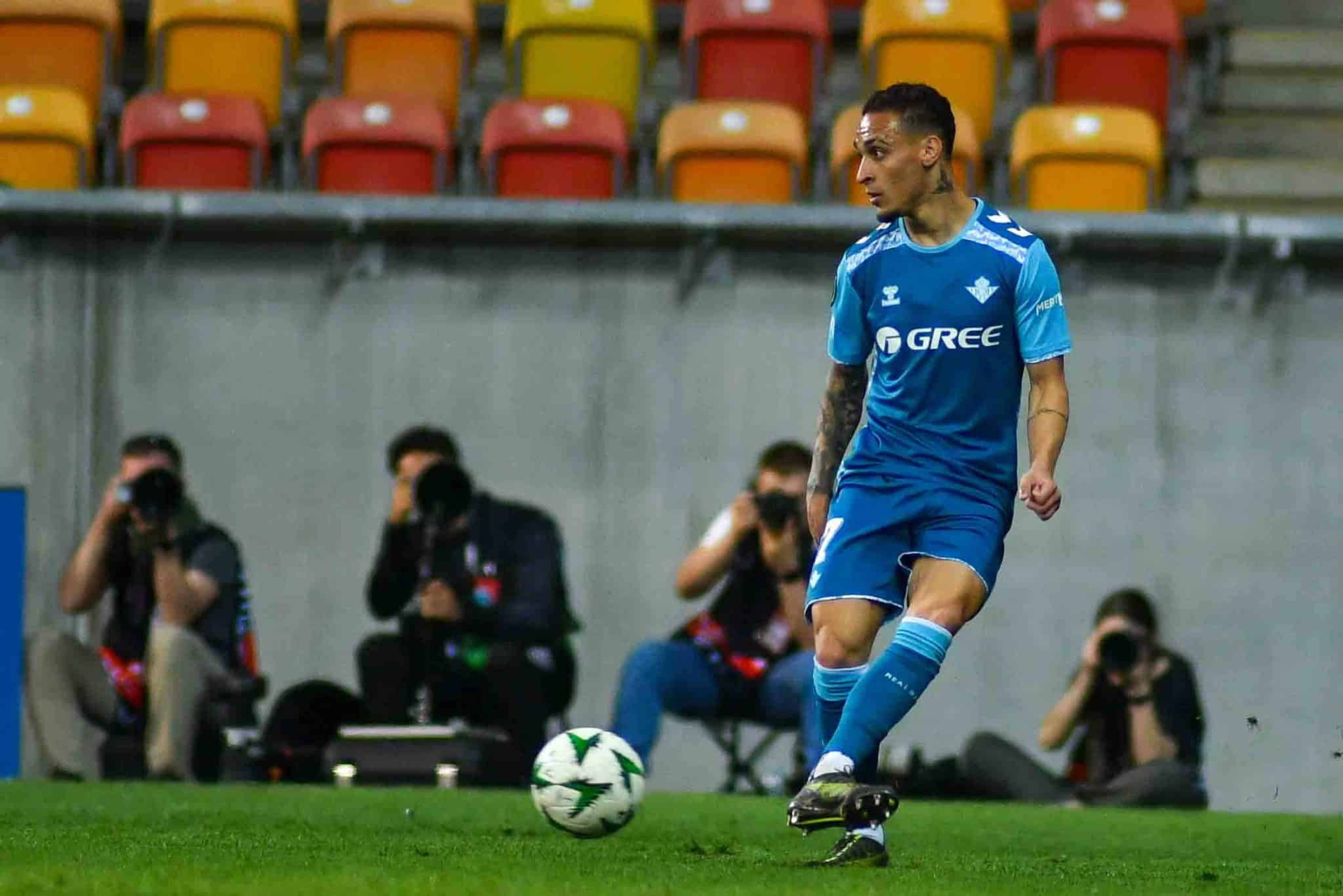 Antony est&aacute; no Betis por empr&eacute;stimo do Manchester United (Foto: Imago)