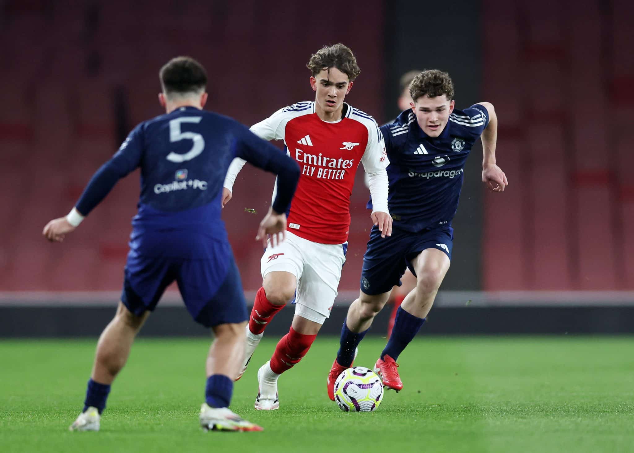 Jovem do Arsenal n&atilde;o pode jogar na Premier League desta temporada em decorr&ecirc;ncia de norma sobre idade