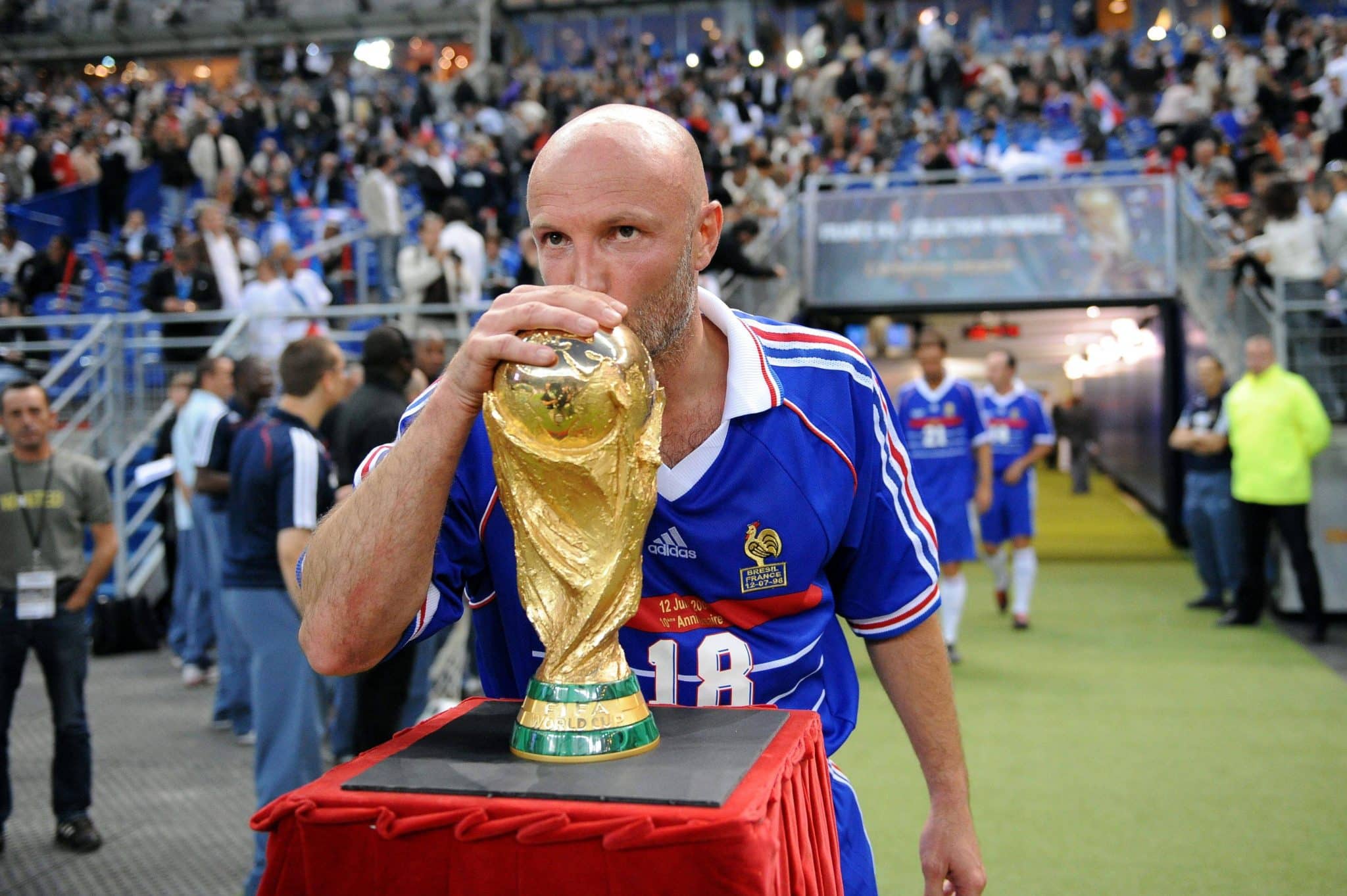 Campe&atilde;o mundial em 1998, Lebouef beija a ta&ccedil;a da Copa