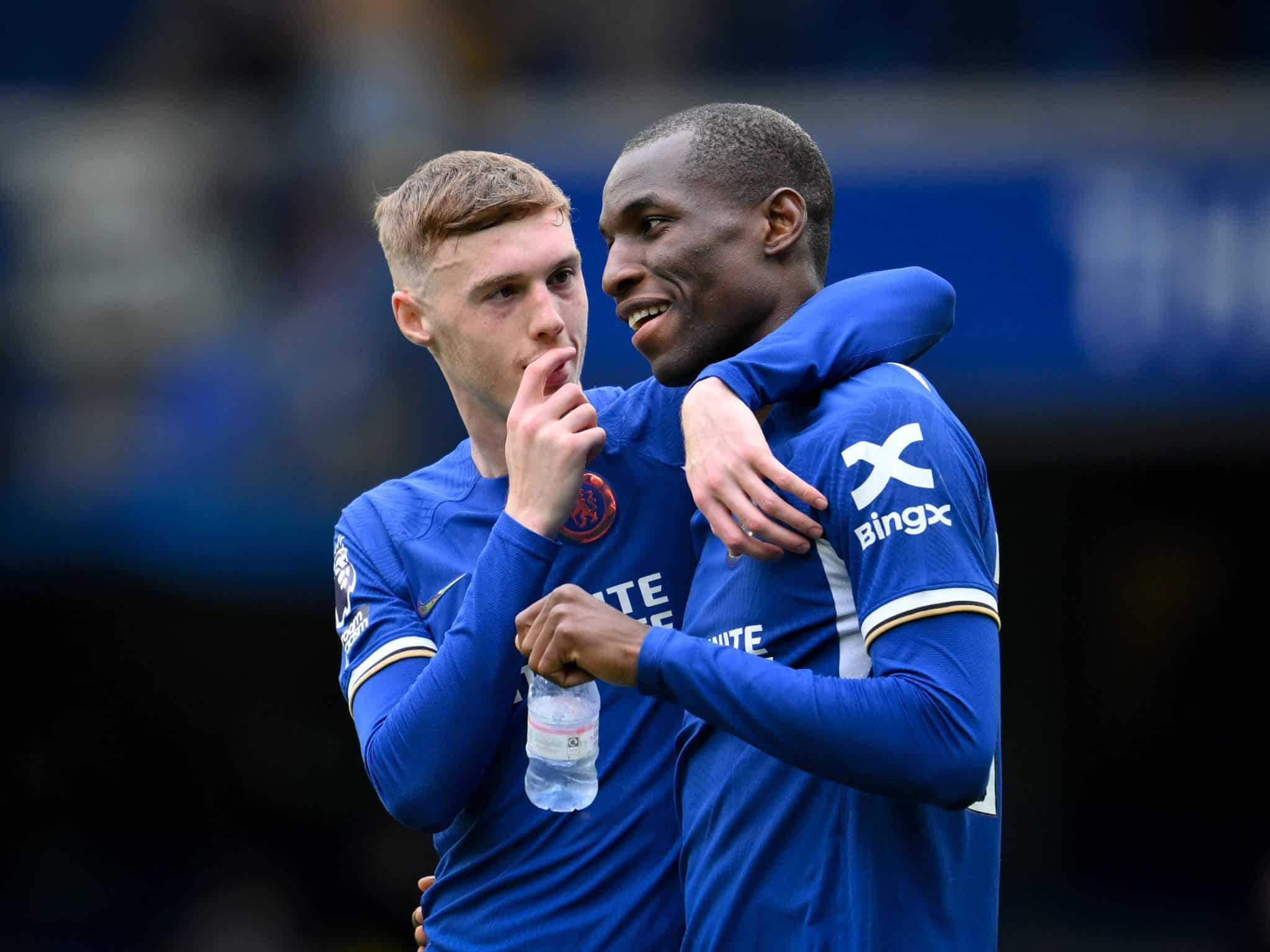 Cole Palmer e Nicolas Jackson conversam em jogo do Chelsea na Premier League