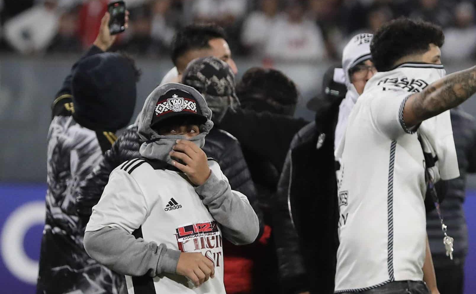 Conmebol cancelou duelo entre Colo-Colo e Fortaleza ap&oacute;s invas&atilde;o no gramado de torcedores em protesto a morte de duas pessoas antes do in&iacute;cio do jogo