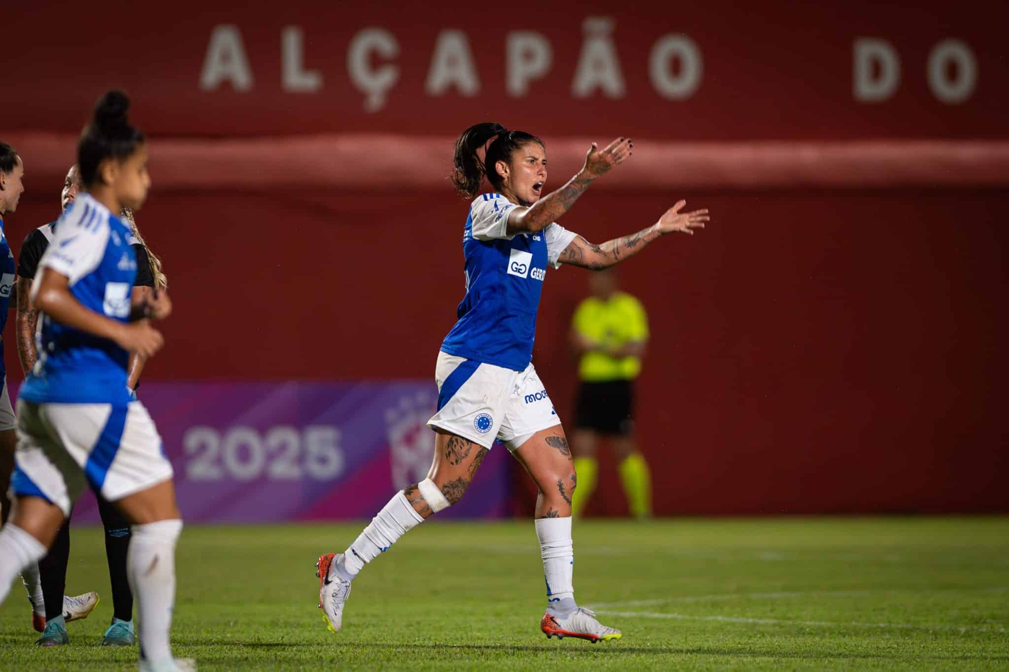 Cruzeiro derrotou o Gr&ecirc;mio por 4 a 3 no Brasileir&atilde;o Feminino