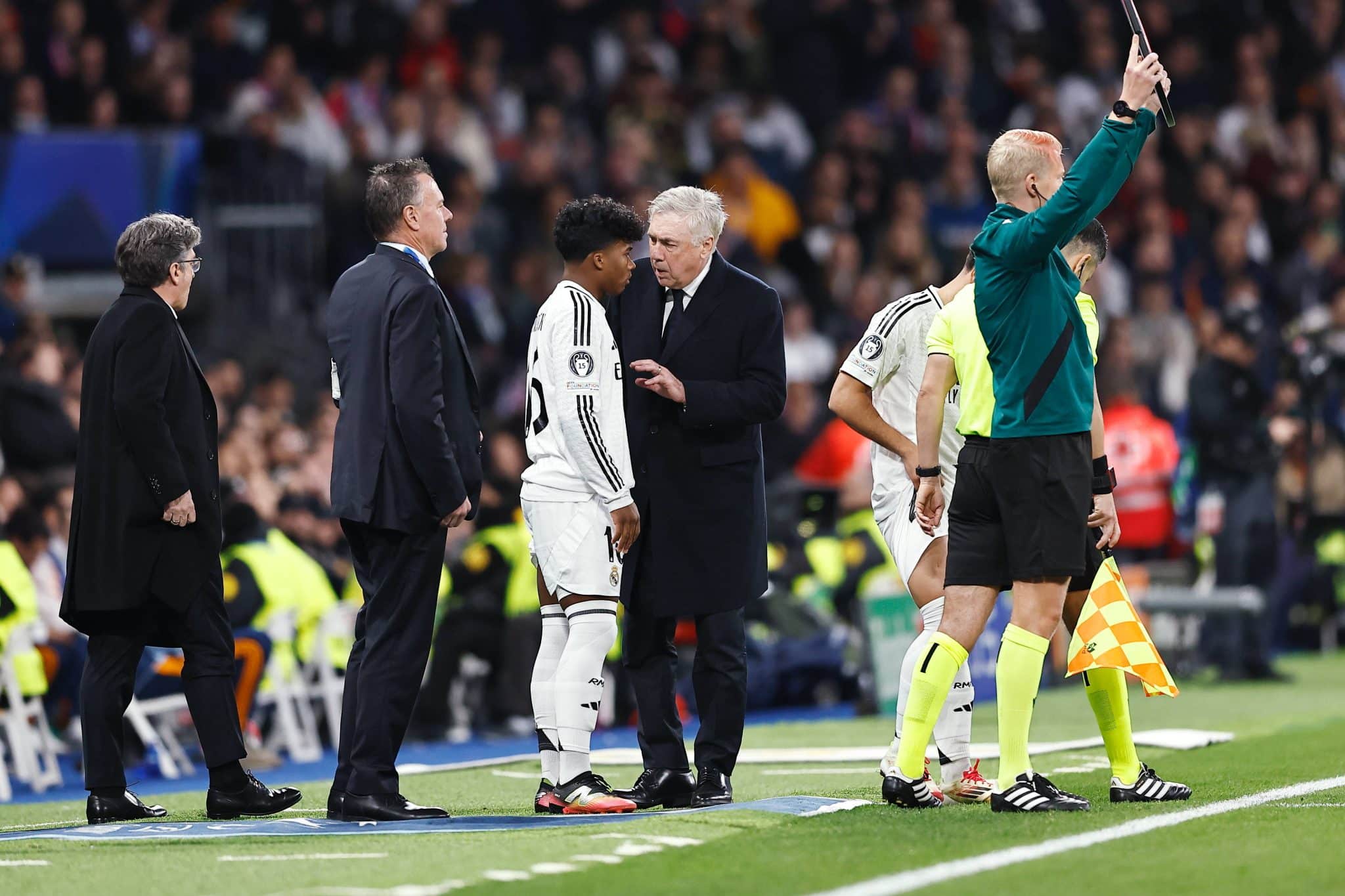 Carlo Ancelotti conversa com Endrick em jogo do Real Madrid na Champions League