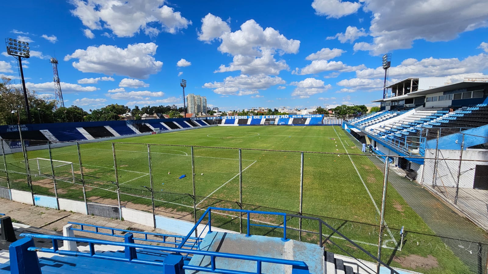 O tricolor Est&aacute;dio 3 de Febrero, do Almagro (Foto: Gabriel Rodrigues/Trivela)