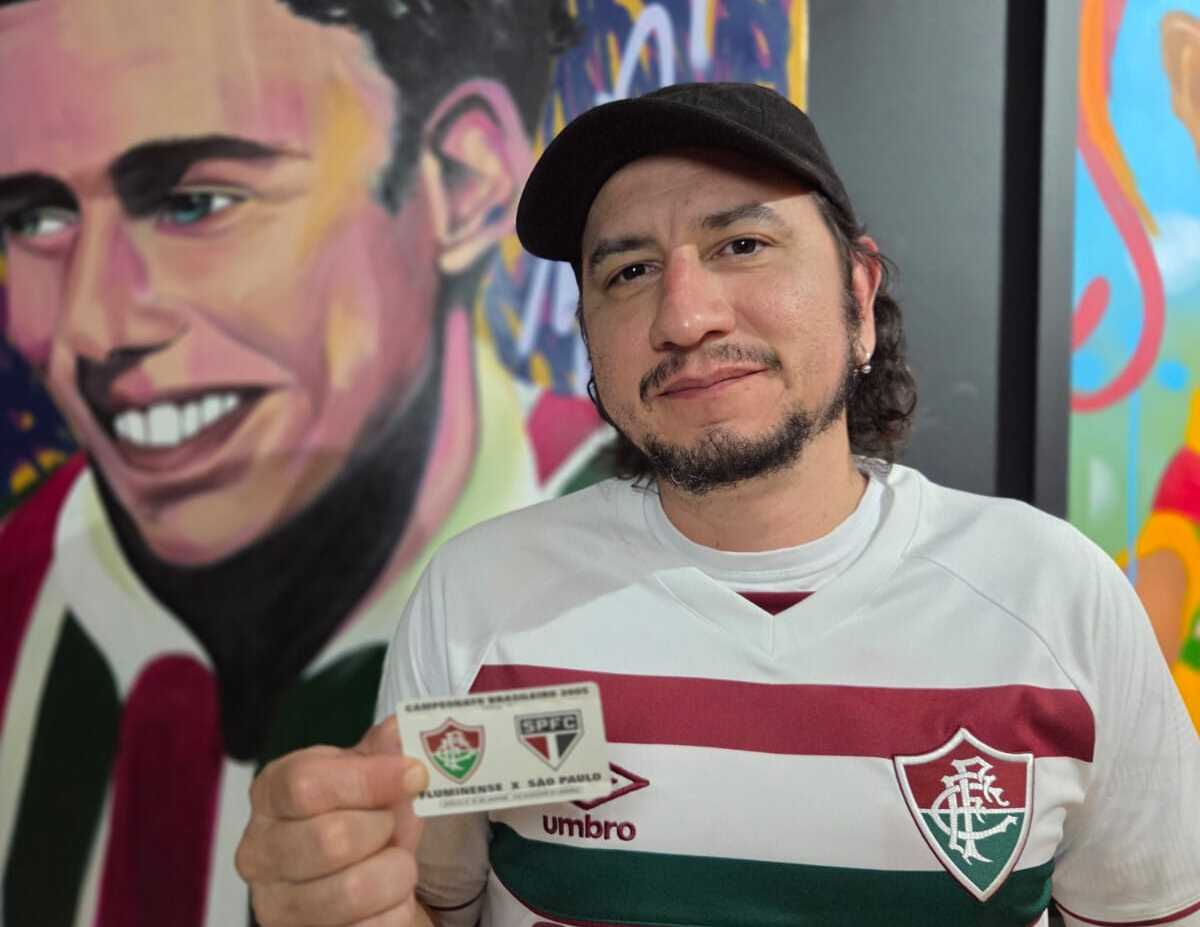 Torcedor do Fluminense, Francisco guarda ingresso do &uacute;ltimo jogo da Geral at&eacute; hoje (Foto: Gabriel Rodrigues/Trivela)