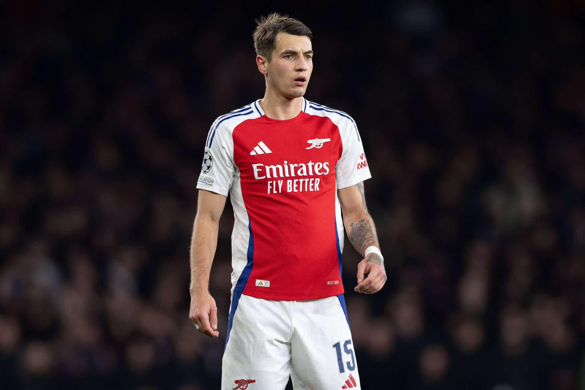 Kiwior ser&aacute; o substituto de Gabriel Magalh&atilde;es, que lesionado, ficar&aacute; fora da temporada do Arsenal