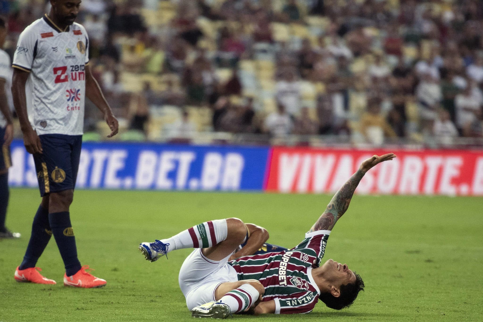Cano foi substitu&iacute;do com dores no joelho esquerdo (Foto: Delmiro Junior/Photo Premium/Gazeta Press)