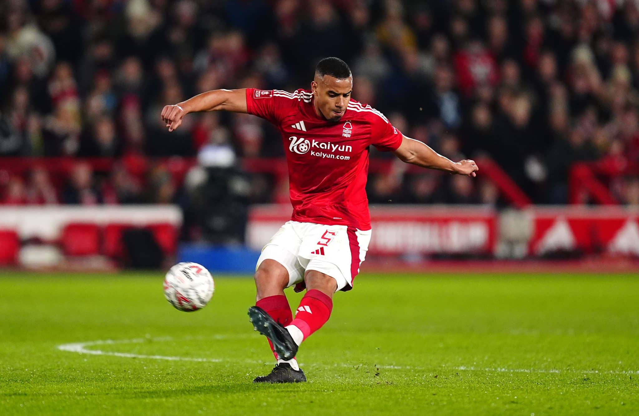 Ap&oacute;s vexame na Sele&ccedil;&atilde;o, Murillo d&aacute; a volta por cima e Forest afunda United de Casemiro