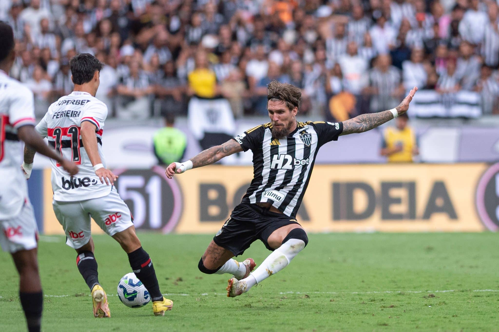 Lyanco disputa a bola com Ferreira, do S&atilde;o Paulo 