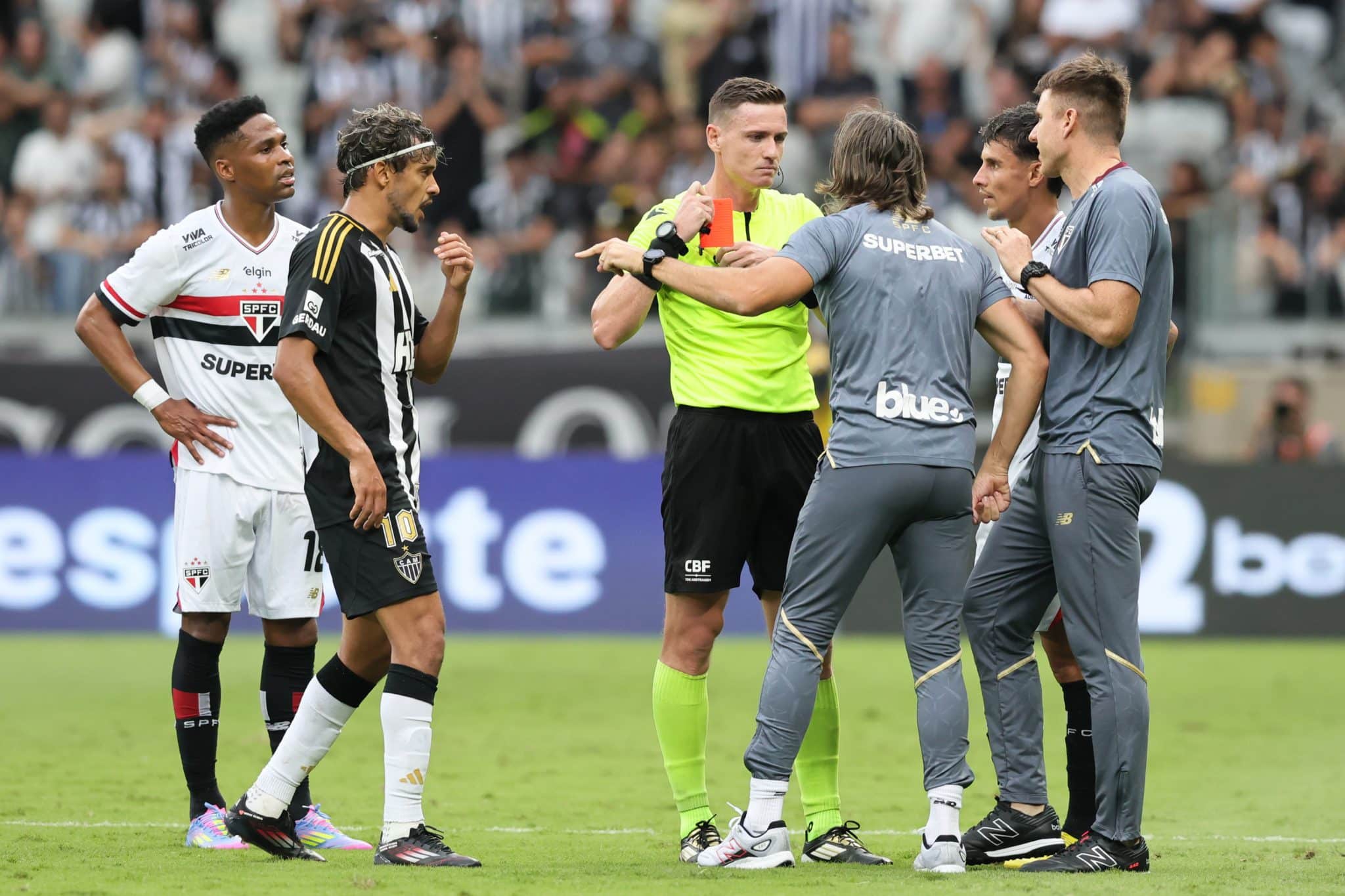 Luis Zubeld&iacute;a reclama com a arbitragem e &eacute; expulso em jogo do S&atilde;o Paulo contra o Atl&eacute;tico