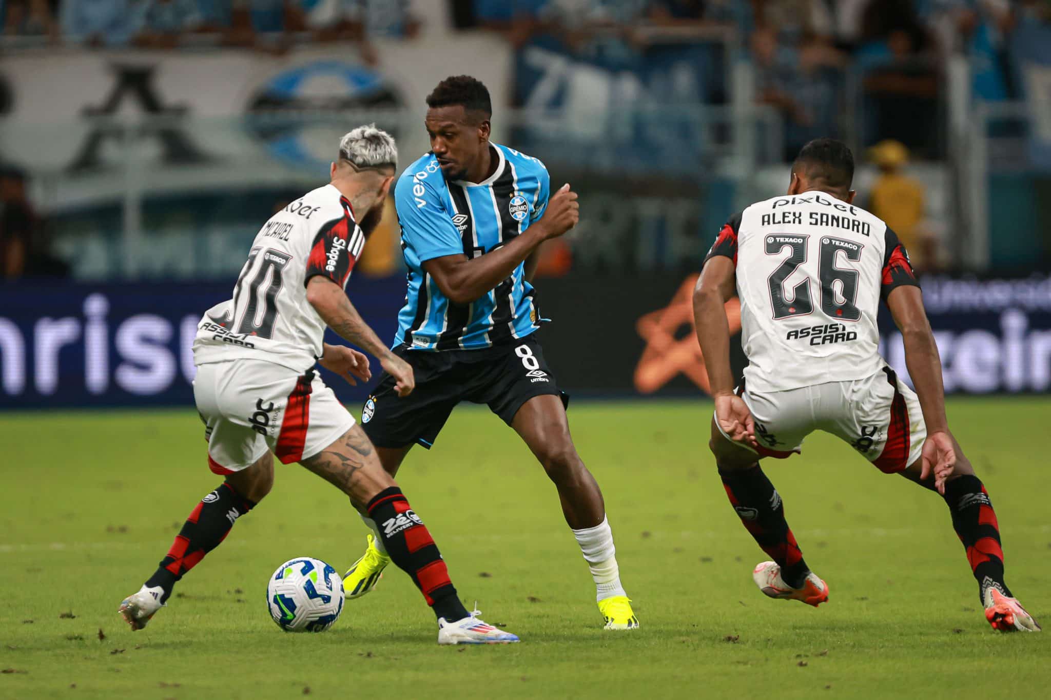 Gr&ecirc;mio foi presa f&aacute;cil para o Flamengo e pouco amea&ccedil;ou no ataque (Foto: Icon Sport)
