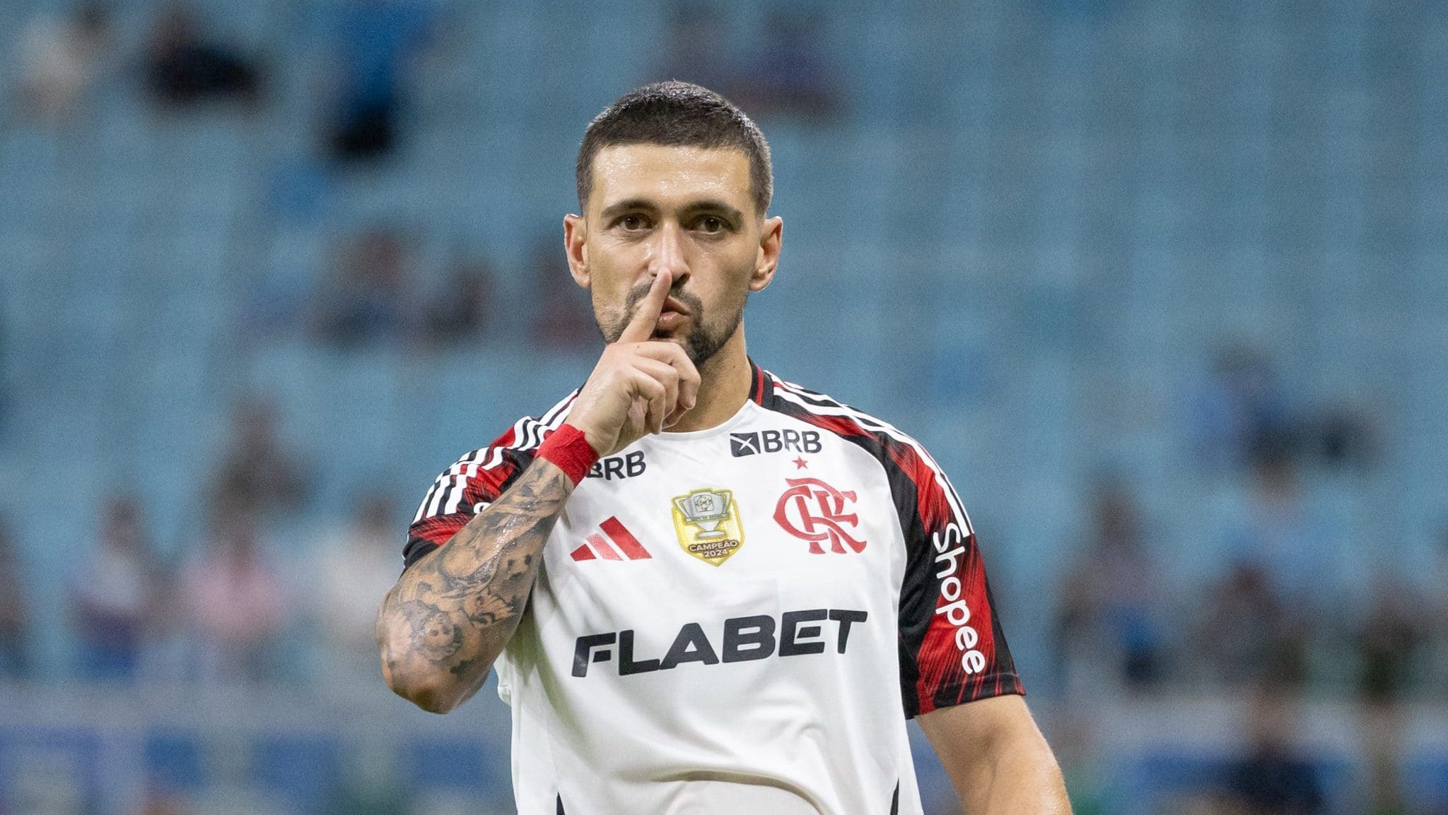 Arrascaeta finalmente se imp&otilde;e no Flamengo de 2025 e evidencia bagun&ccedil;a do Gr&ecirc;mio