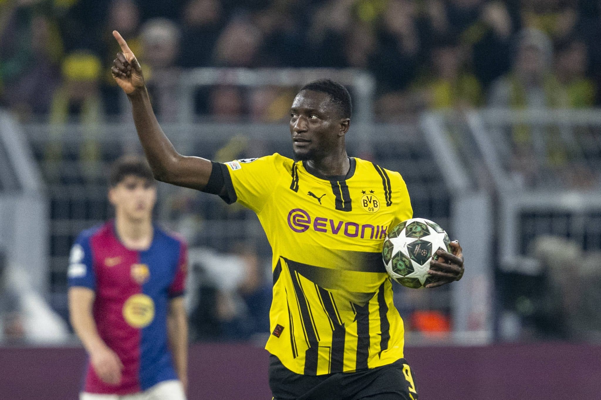 Serhou Guirassy anota hat-trick em elimina&ccedil;&atilde;o do Borussia Dortmund para o Barcelona 