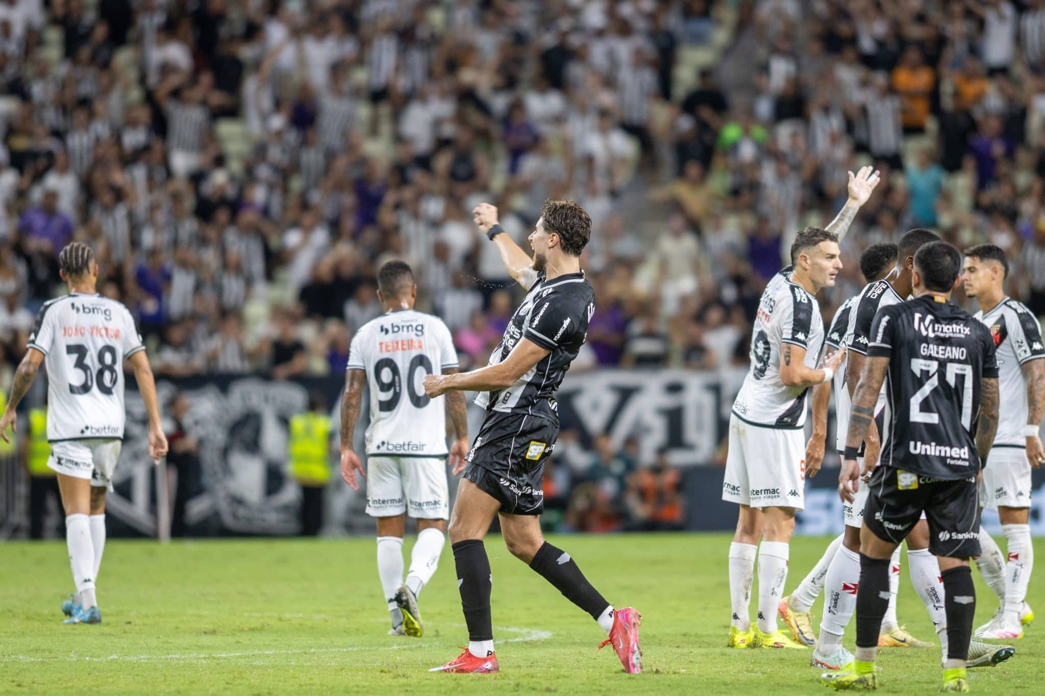 Pedro Raul marcou duas vezes na vit&oacute;ria sobre o Vasco (Foto: Icon Sport)