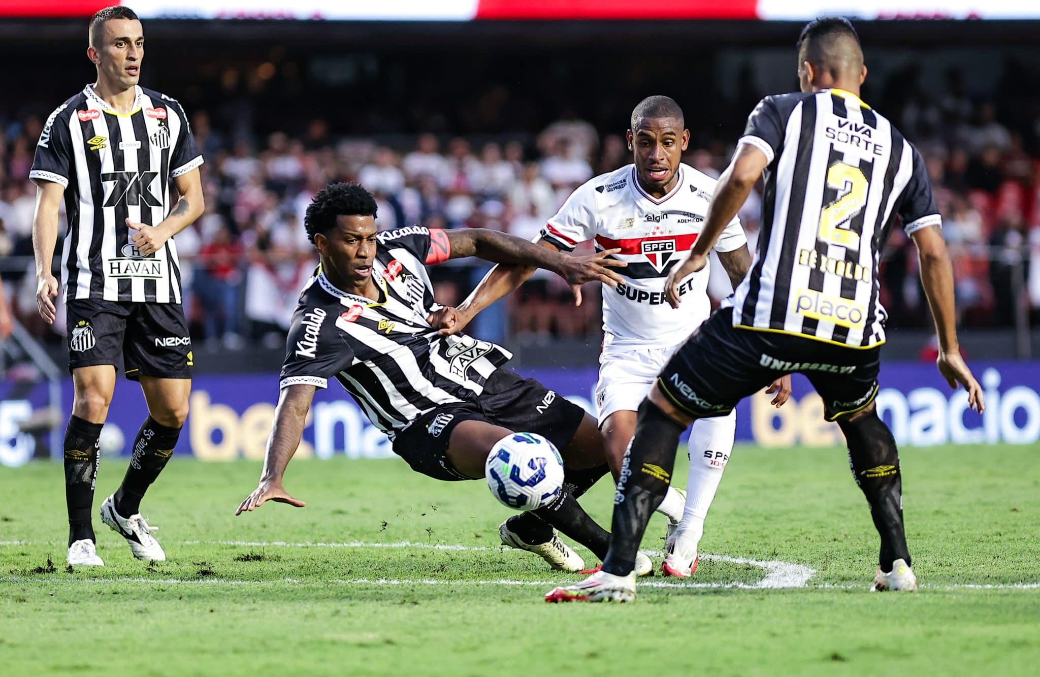 Andr&eacute; Silva, em a&ccedil;&atilde;o pelo S&atilde;o Paulo contra o Santos