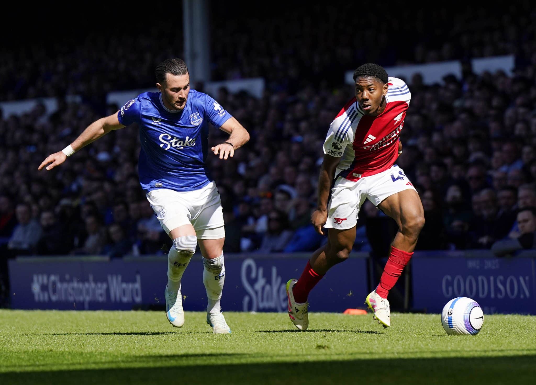 Jack Harrison, do Everton, acompanha Myles Lewis-Skelly, do Arsenal durante a partida da Premier League
