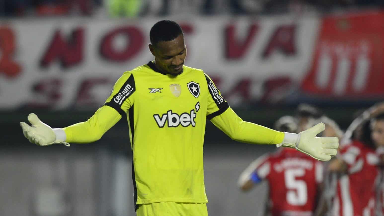 Falha de John n&atilde;o pode esconder mais um jogo ruim do Botafogo de Paiva